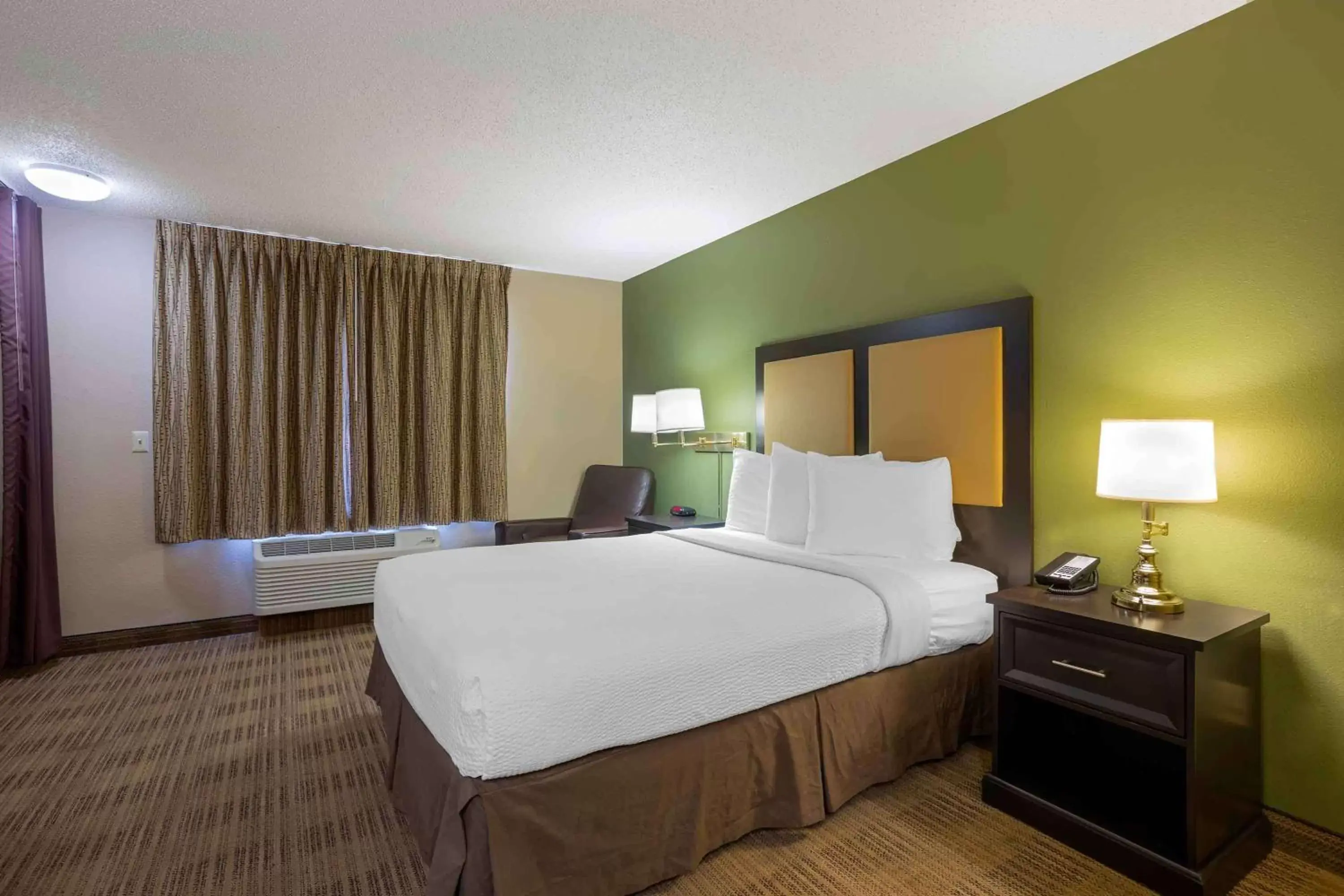 Bedroom, Bed in Extended Stay America Select Suites - Springfield - South Bedroom, Bed in Extended Stay America Select Suites - Springfield - South