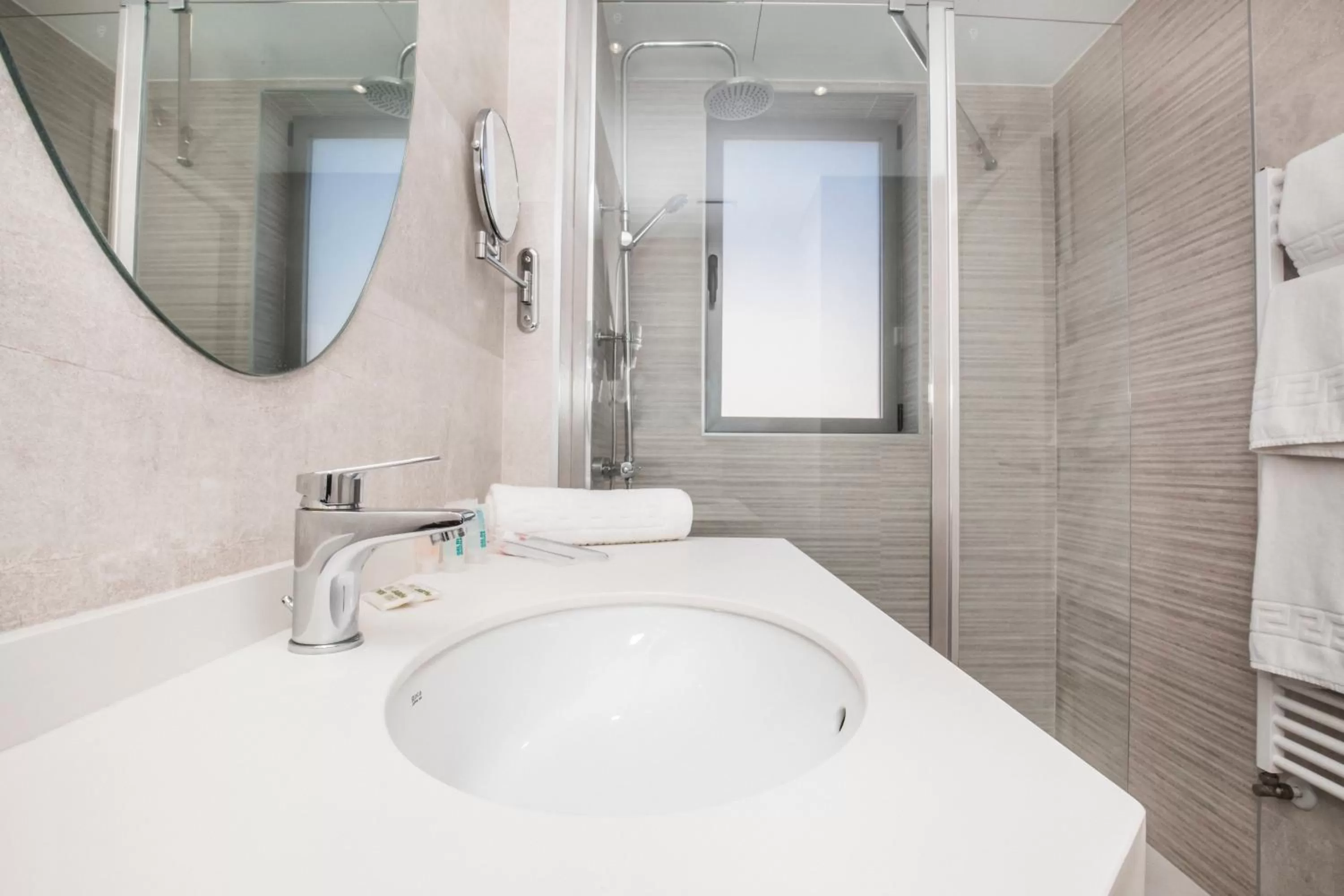 Shower in Hotel Ciudad De Ávila