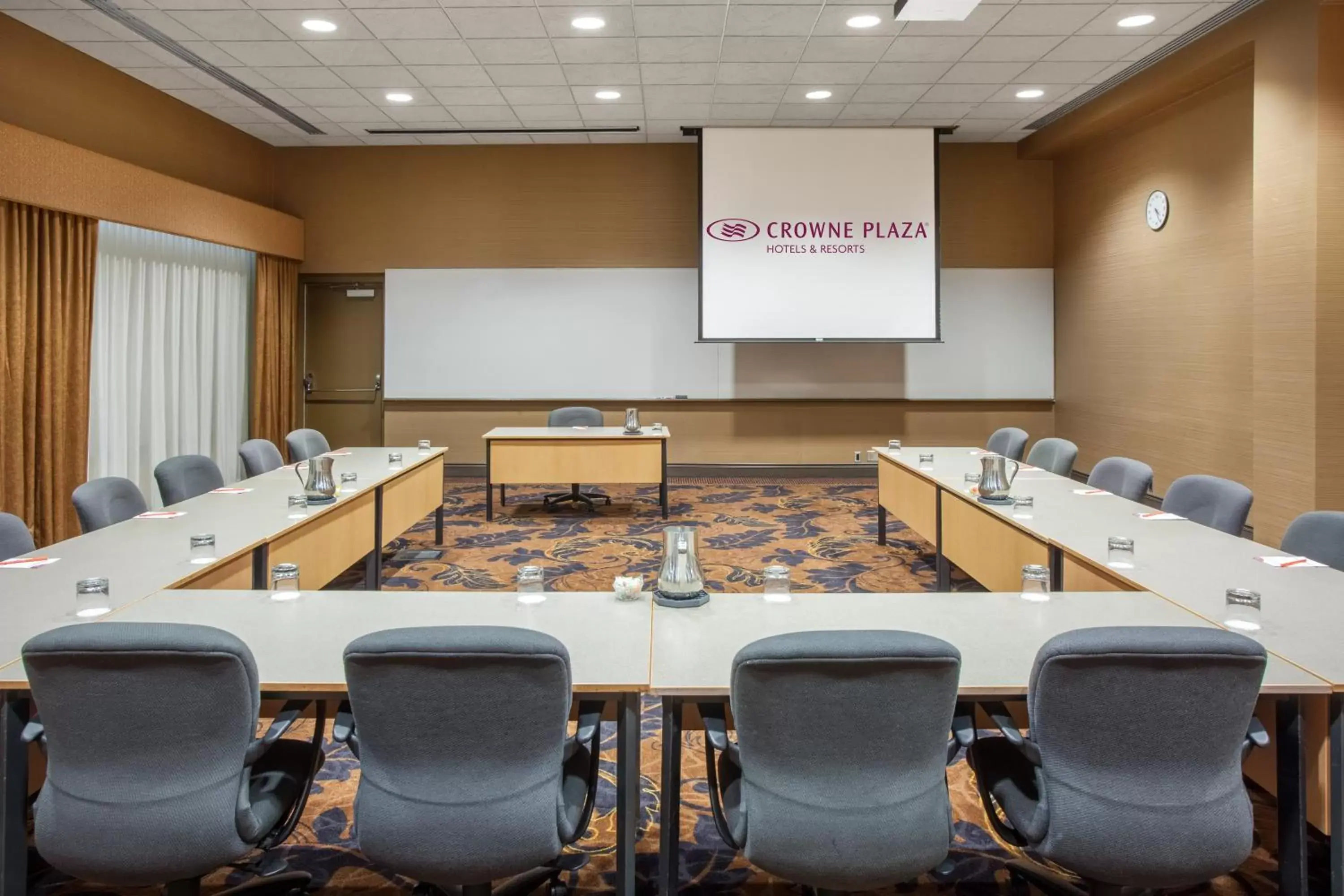 Meeting/conference room in Crowne Plaza Minneapolis West, an IHG Hotel