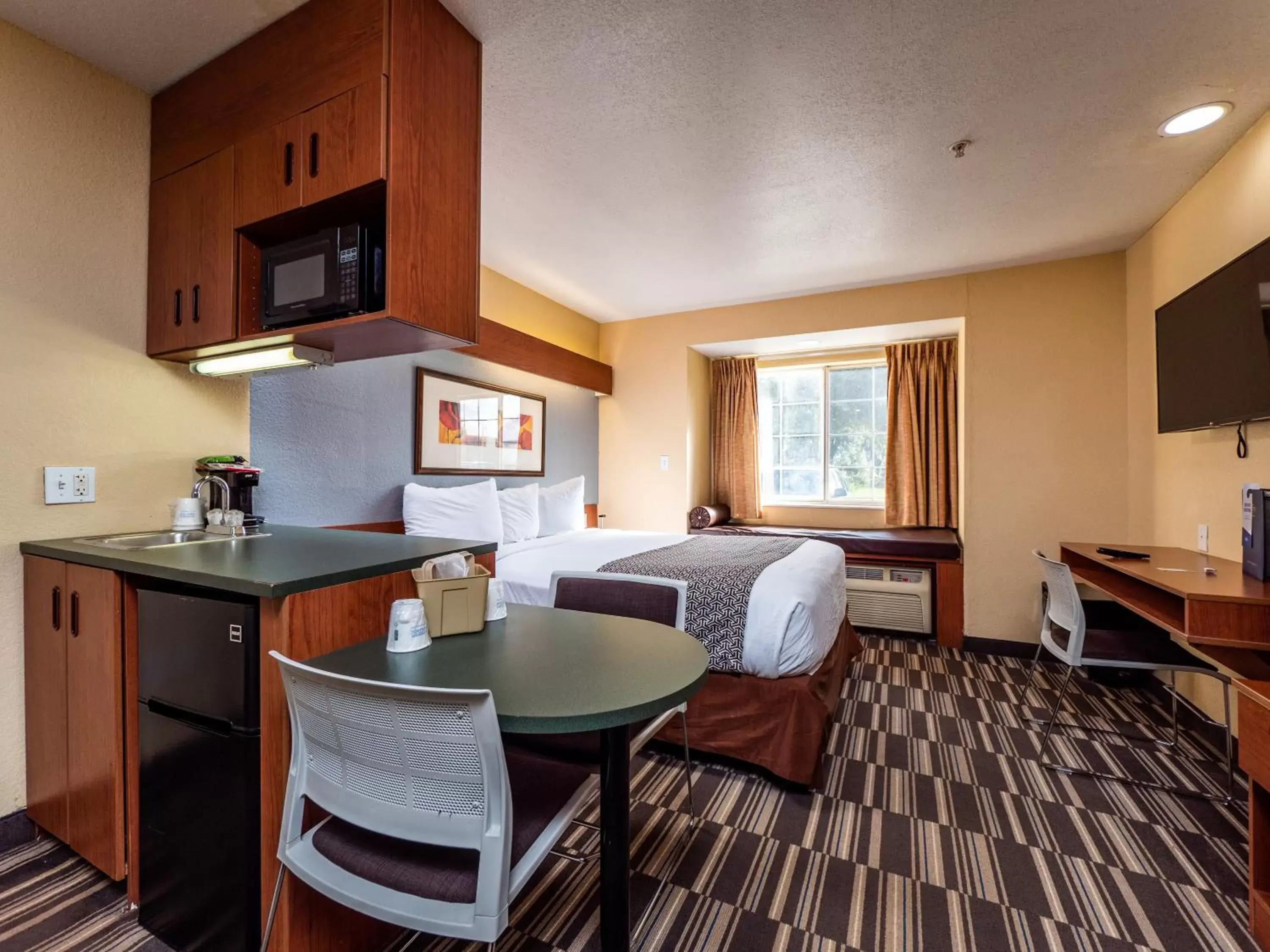 Bed, Kitchen/Kitchenette in Microtel Inn and Suites Ocala