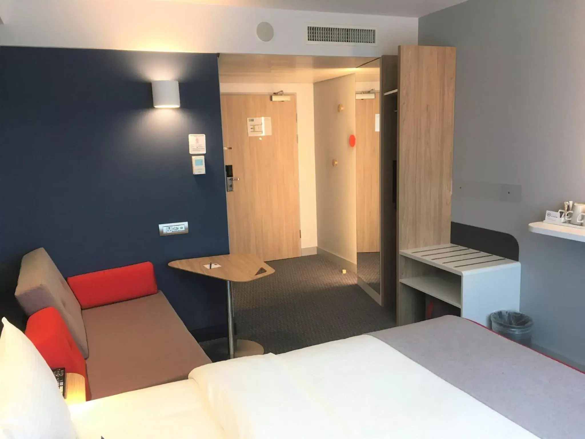 Photo of the whole room, Bed in Holiday Inn Express Zürich Airport, an IHG Hotel