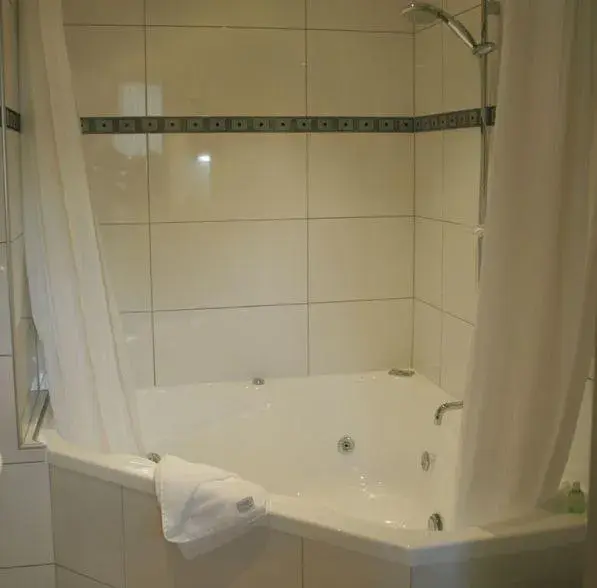 Shower, Bathroom in Athena Motel