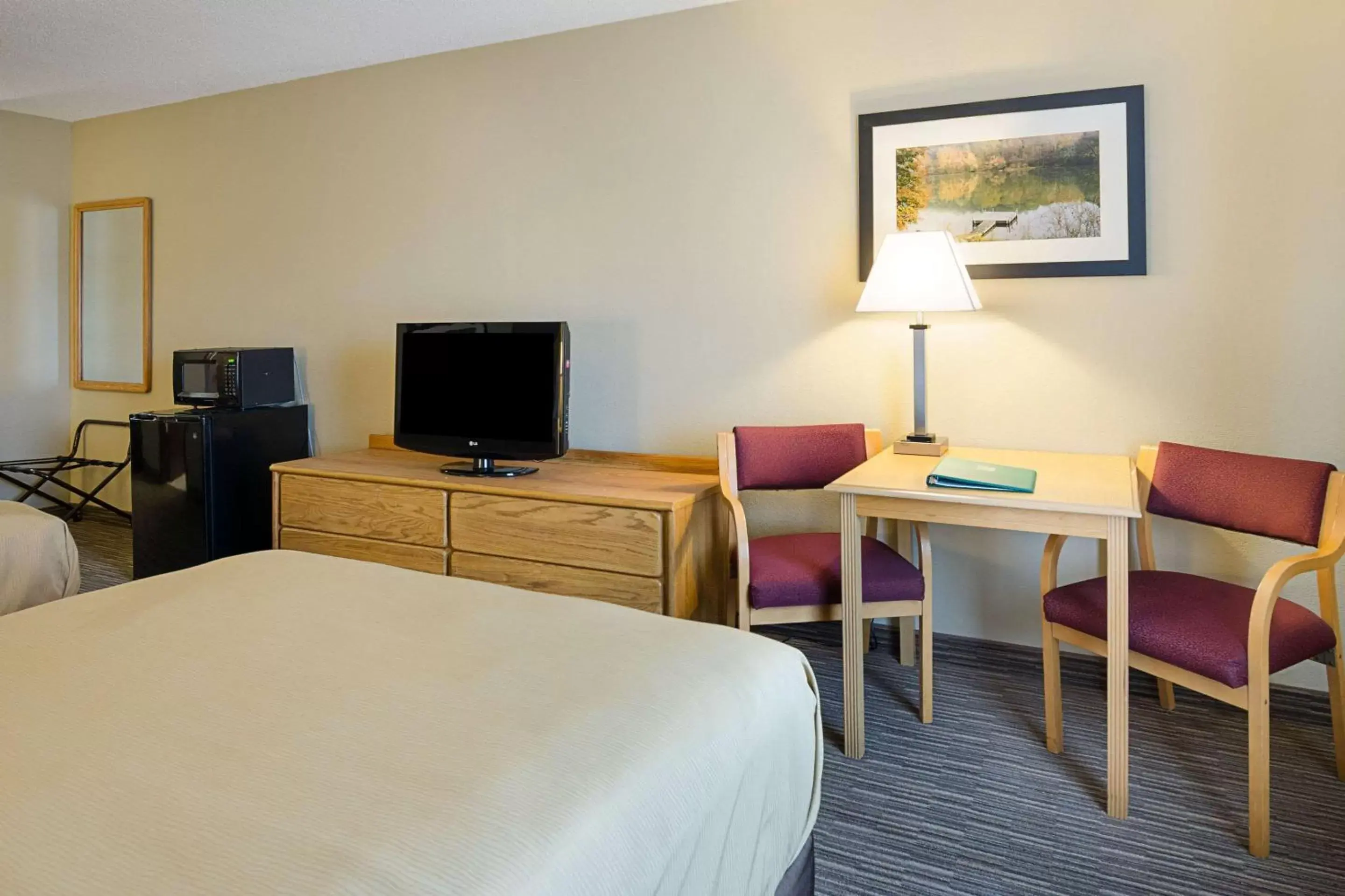 Photo of the whole room, Bed in Quality Inn Princeton