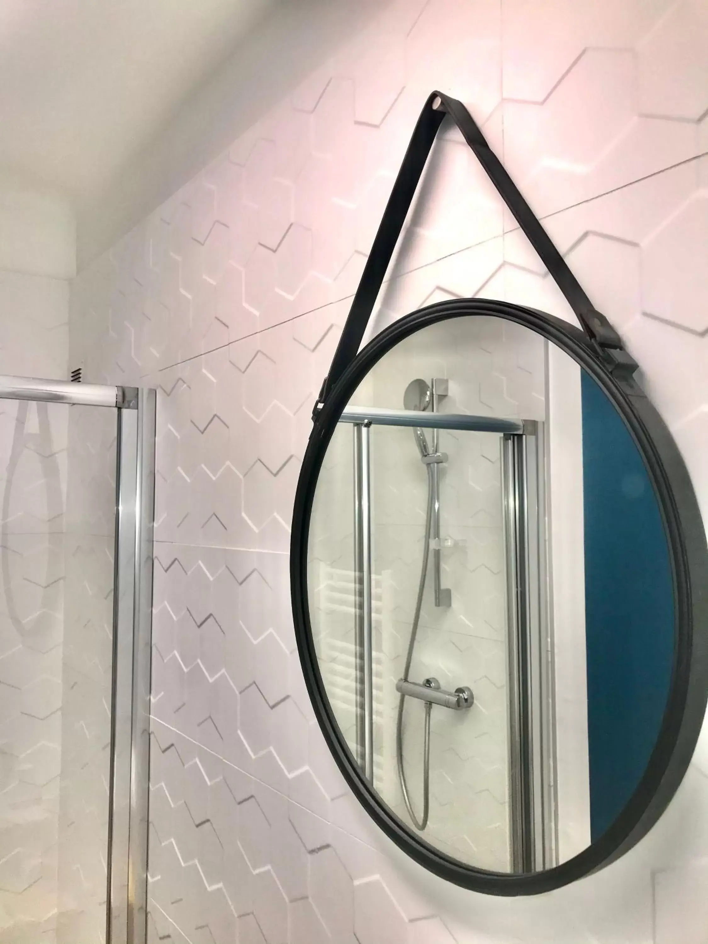 Shower, Bathroom in Hôtel Café Miramar