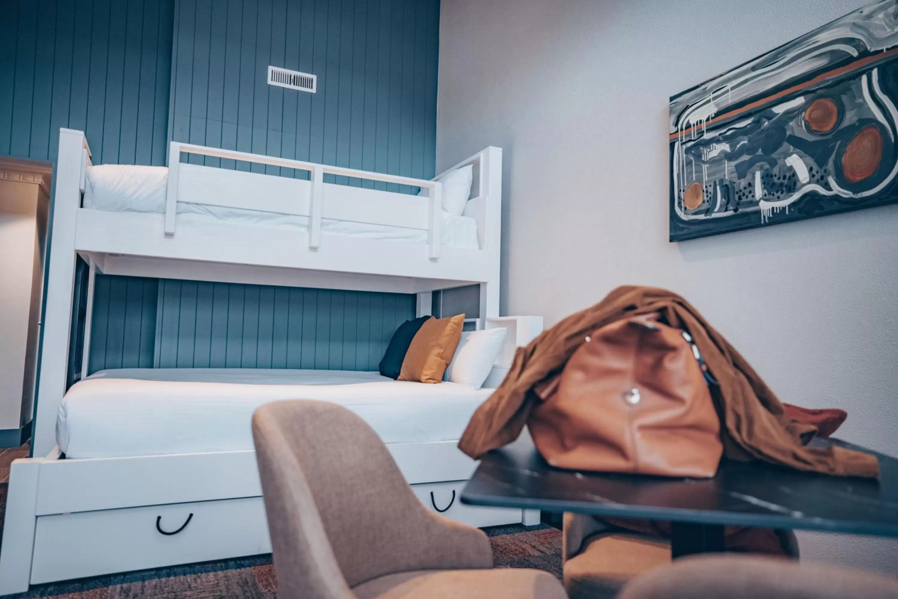 Living room, Bed in Banjo Paterson Inn