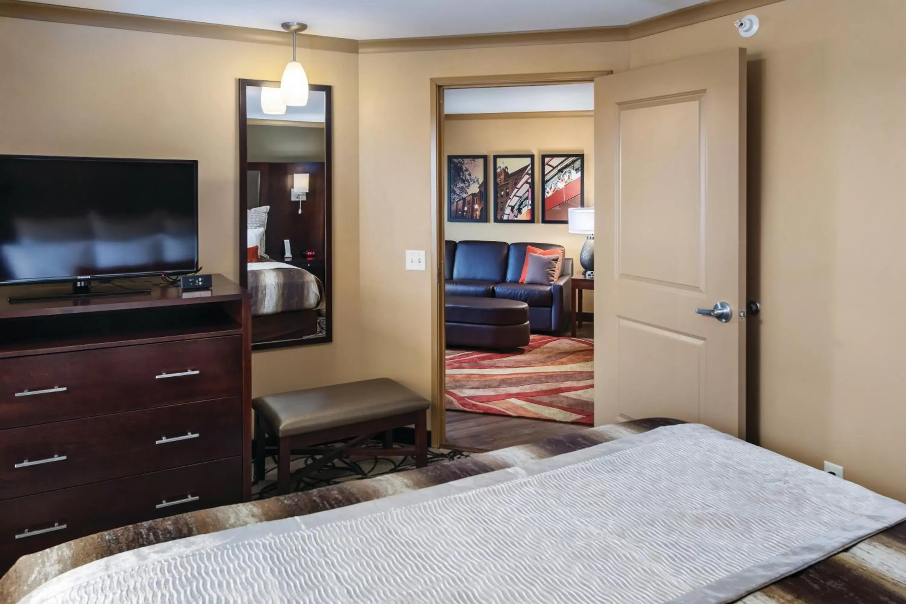 Seating area, TV/Entertainment Center in ClubHouse Hotel & Suites Fargo
