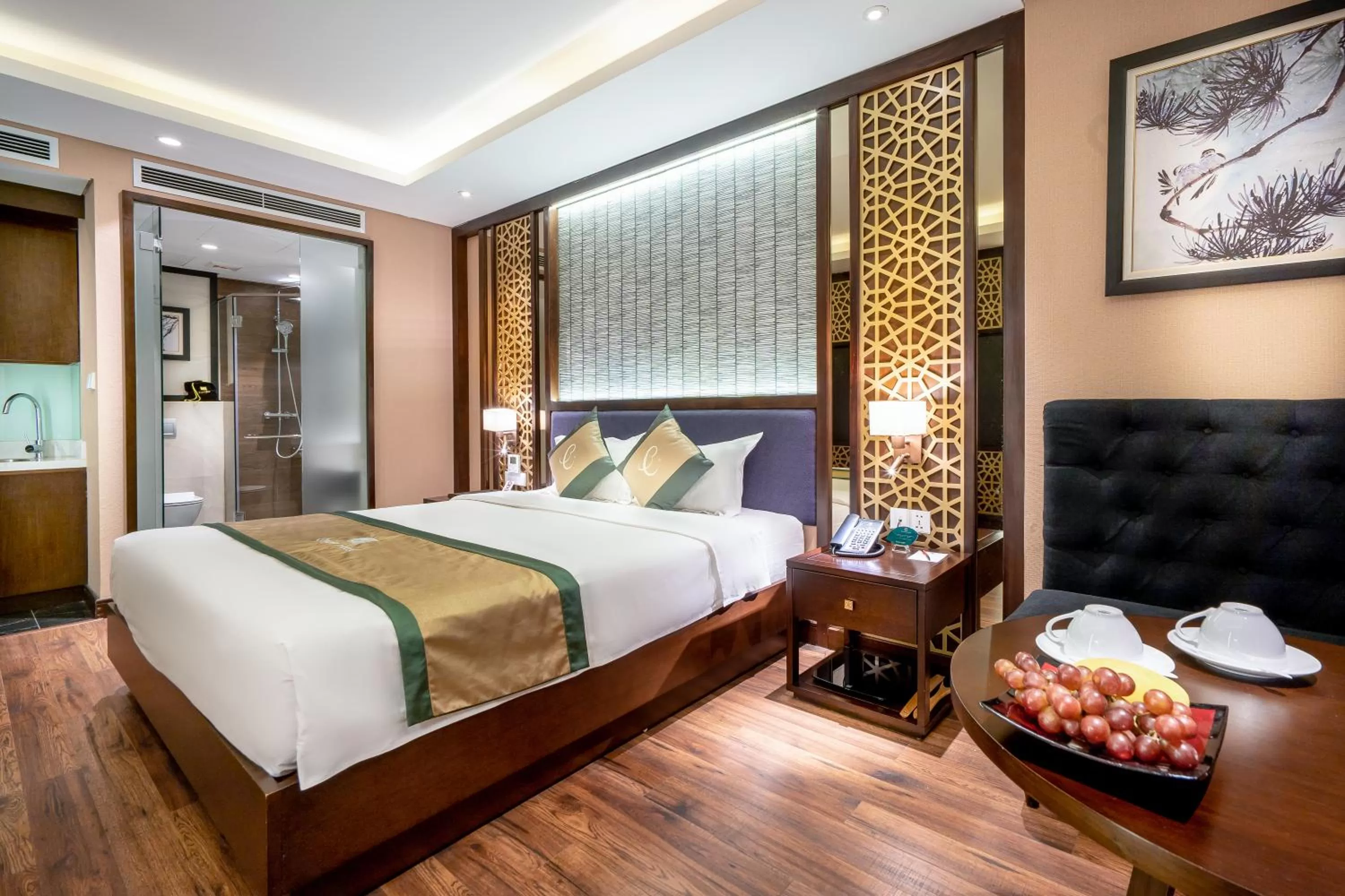 Photo of the whole room, Bed in Conifer Grand Hotel