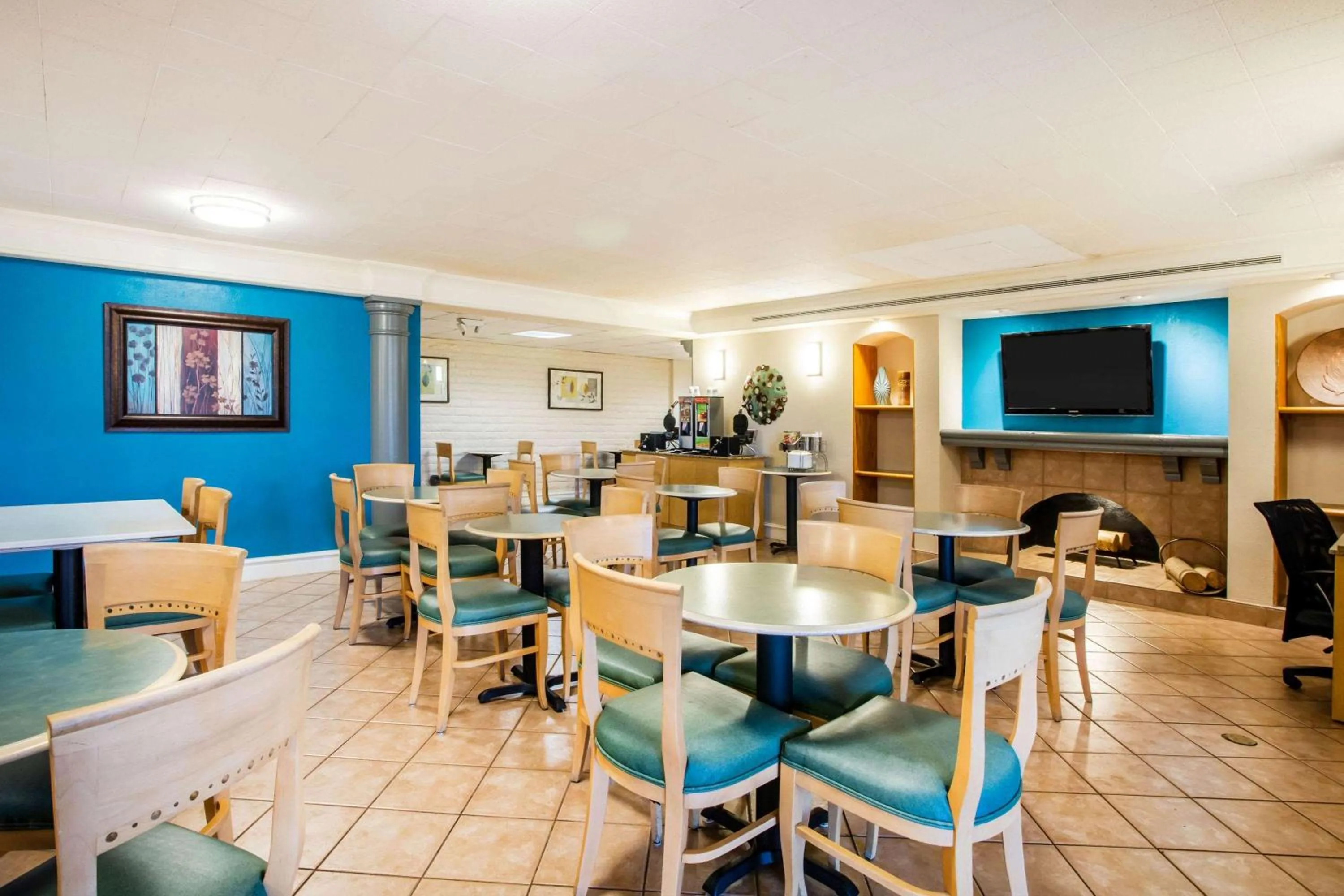 Restaurant/places to eat in La Quinta Inn by Wyndham Norfolk Virginia Beach