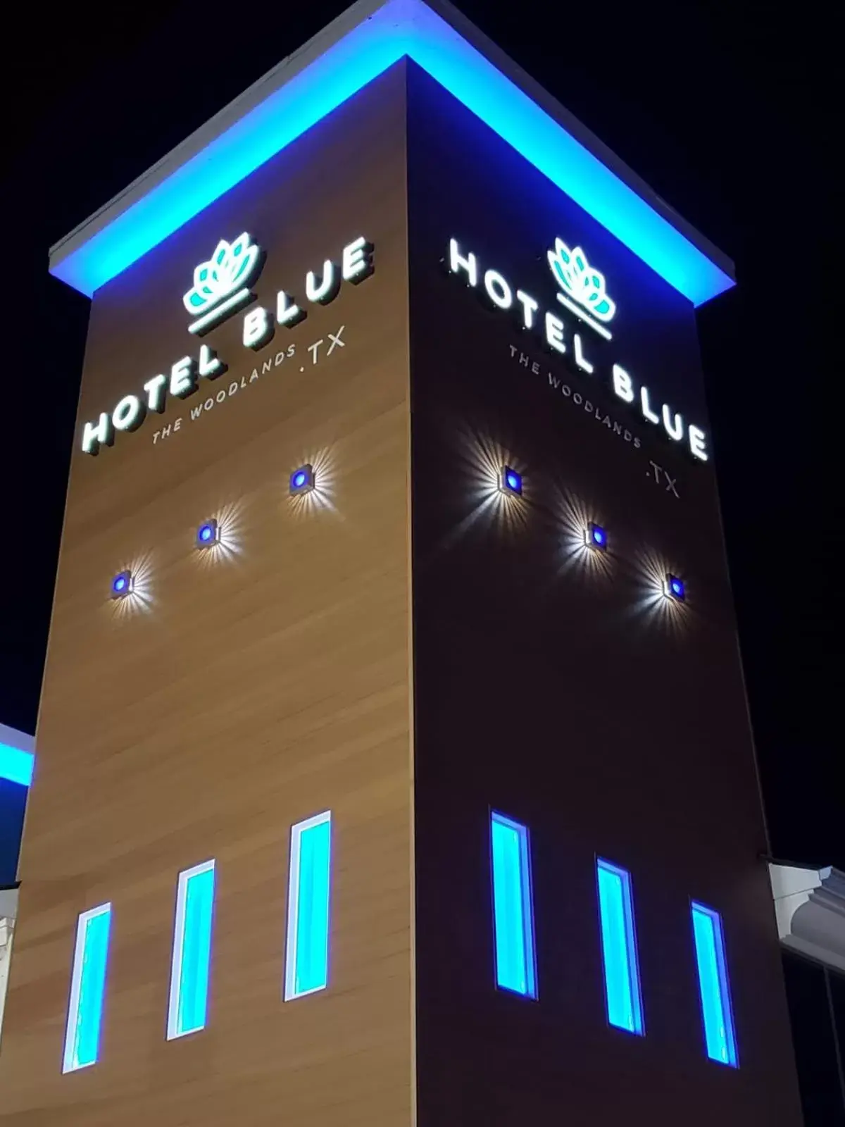 Property Logo/Sign in Hotel Blue - Woodlands