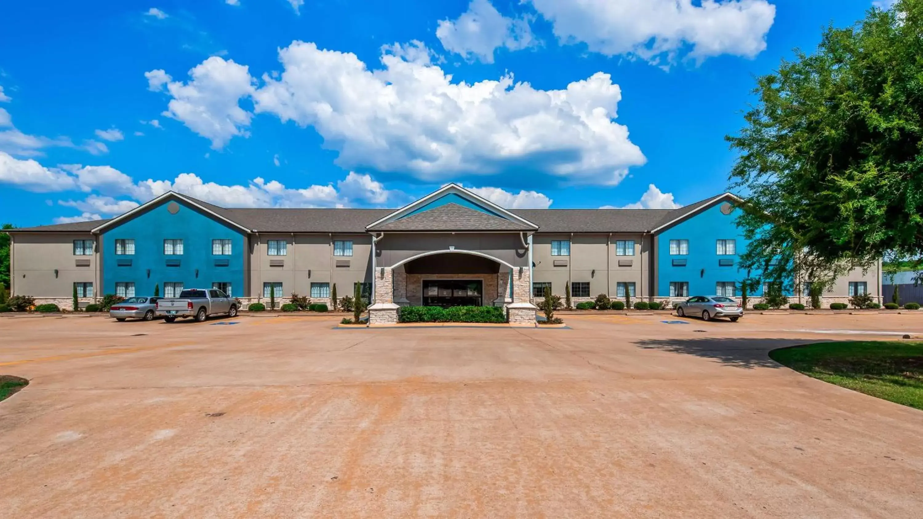 Property Building in Best Western Atoka Inn & Suites