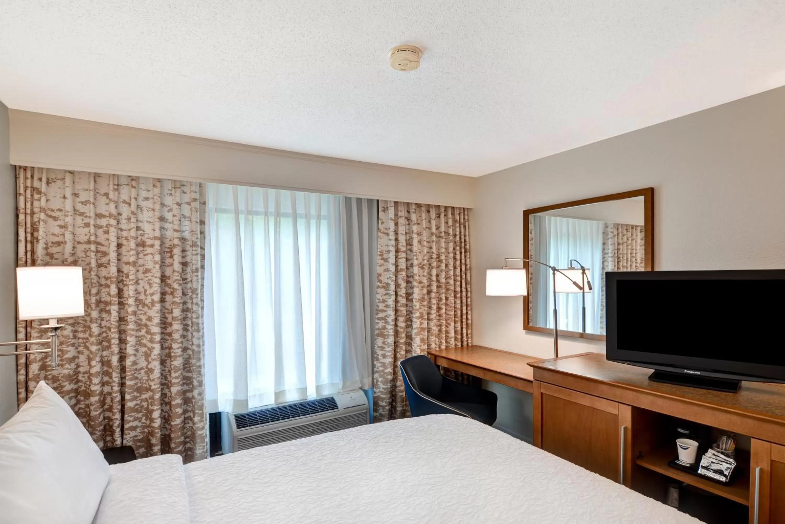 Photo of the whole room, Bed in Hampton Inn Columbia-I-26 Airport