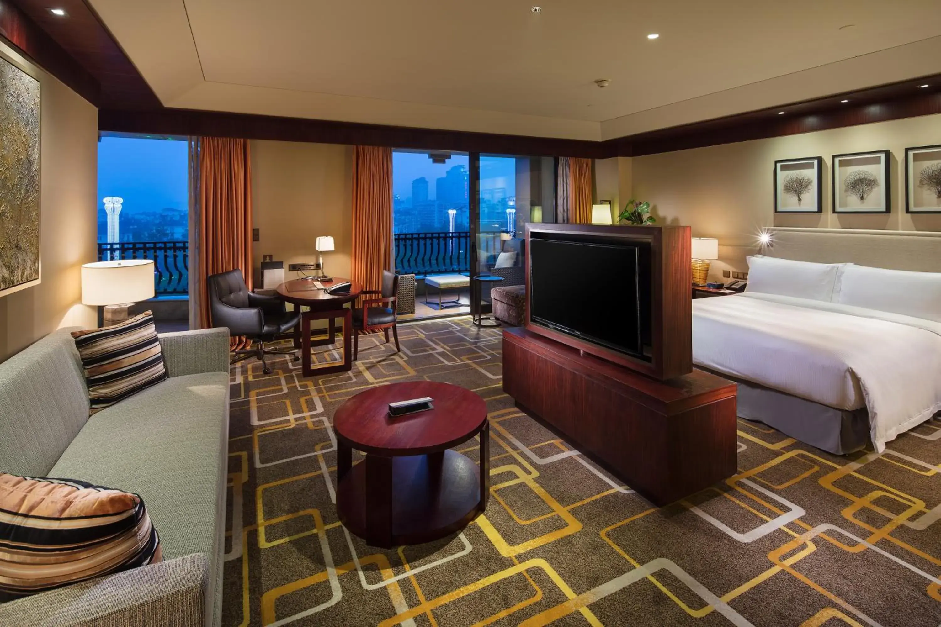 Bed, TV/Entertainment Center in Hilton Qingdao Golden Beach - Beer Halls