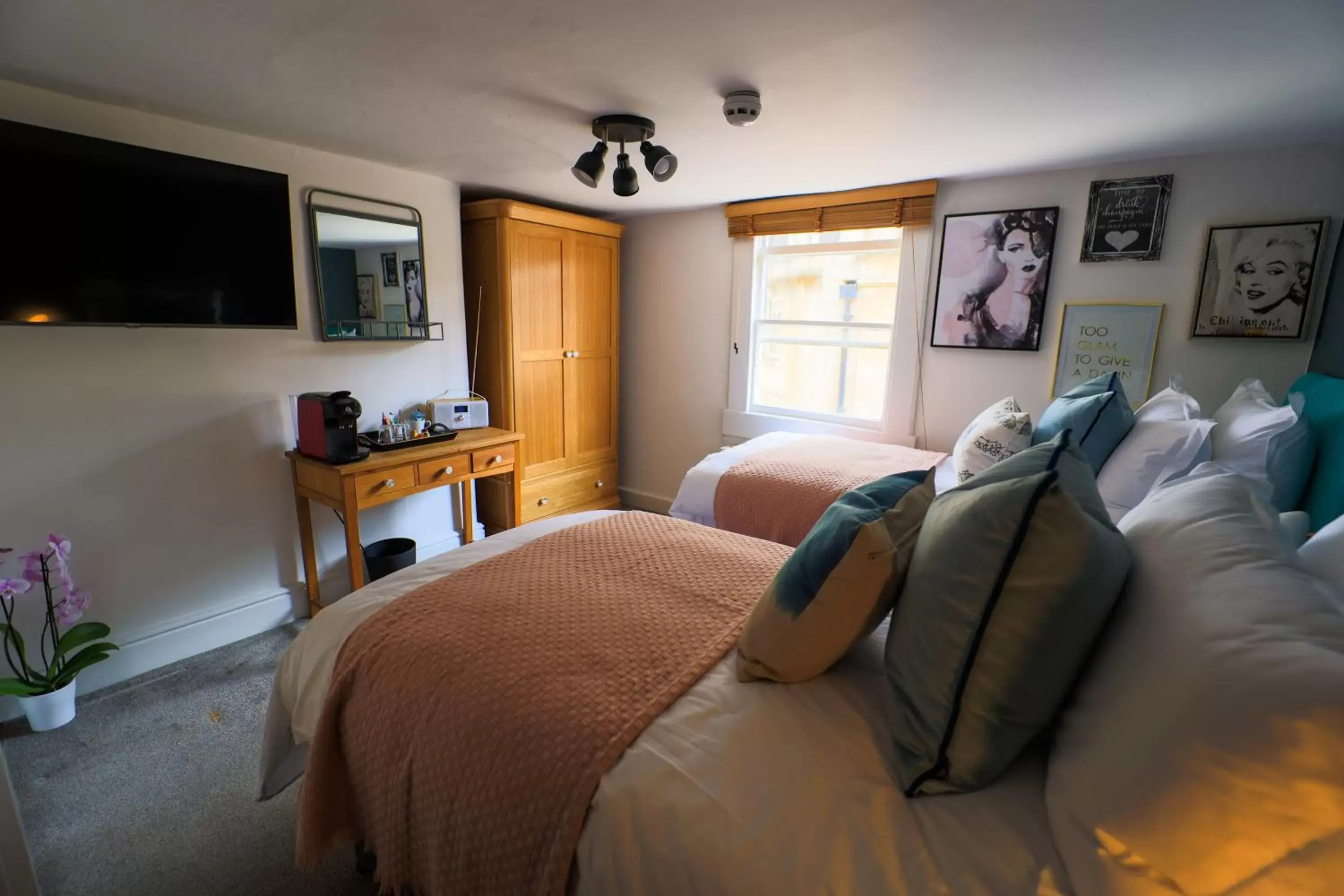 Photo of the whole room, Bed in The Griffin Inn Bath