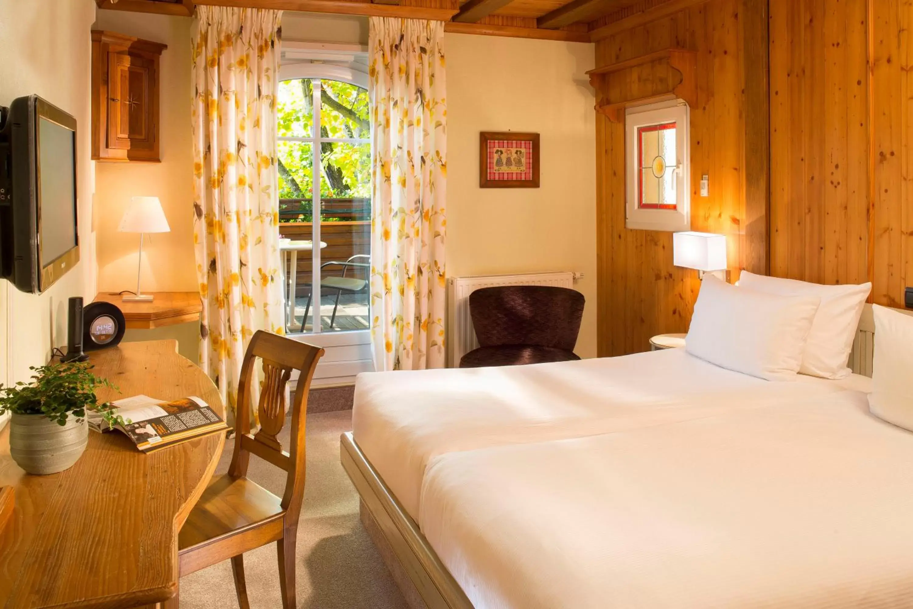 Photo of the whole room, Bed in Le Parc Hôtel Obernai & Yonaguni Spa
