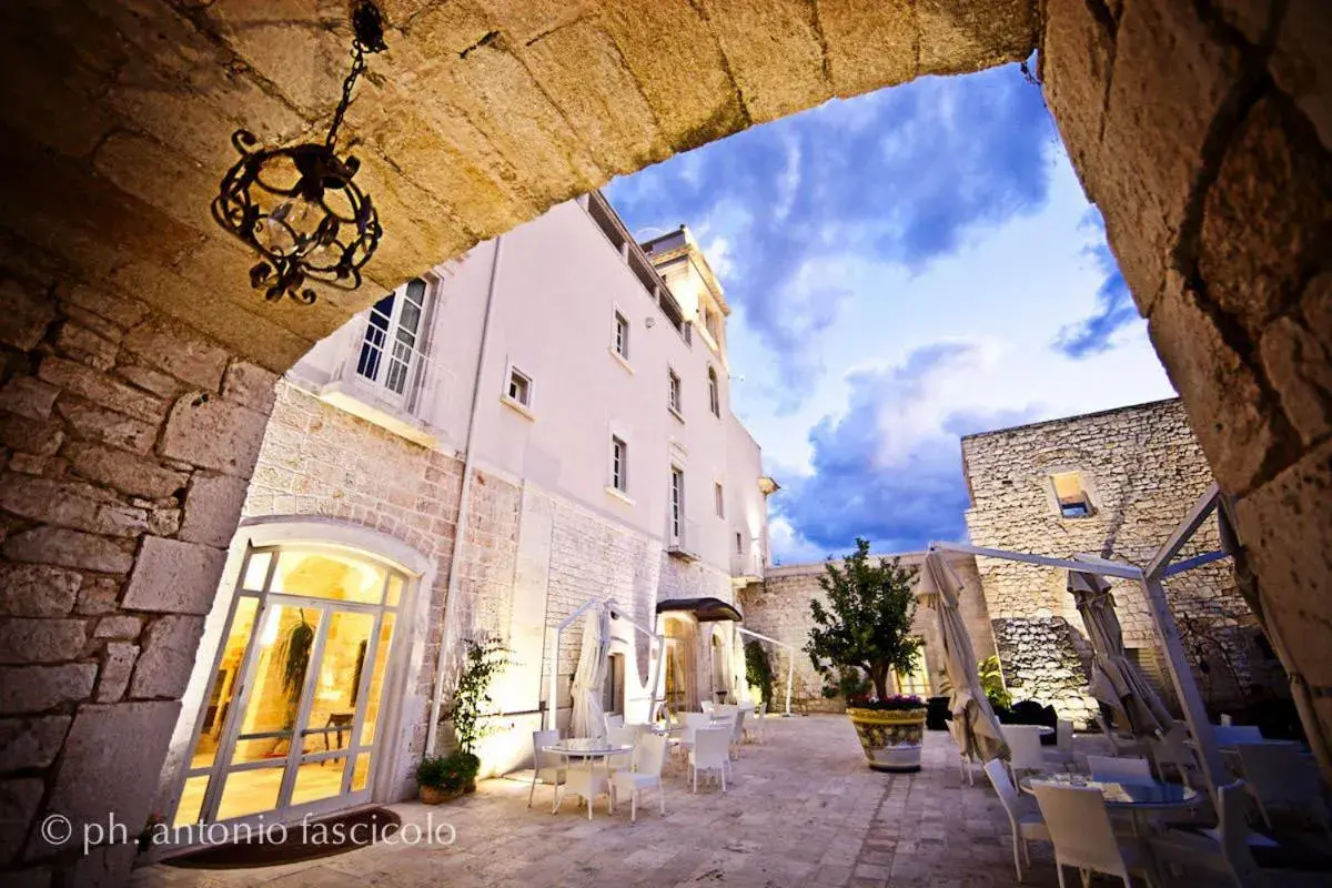 Patio, Property Building in San Tommaso Hotel