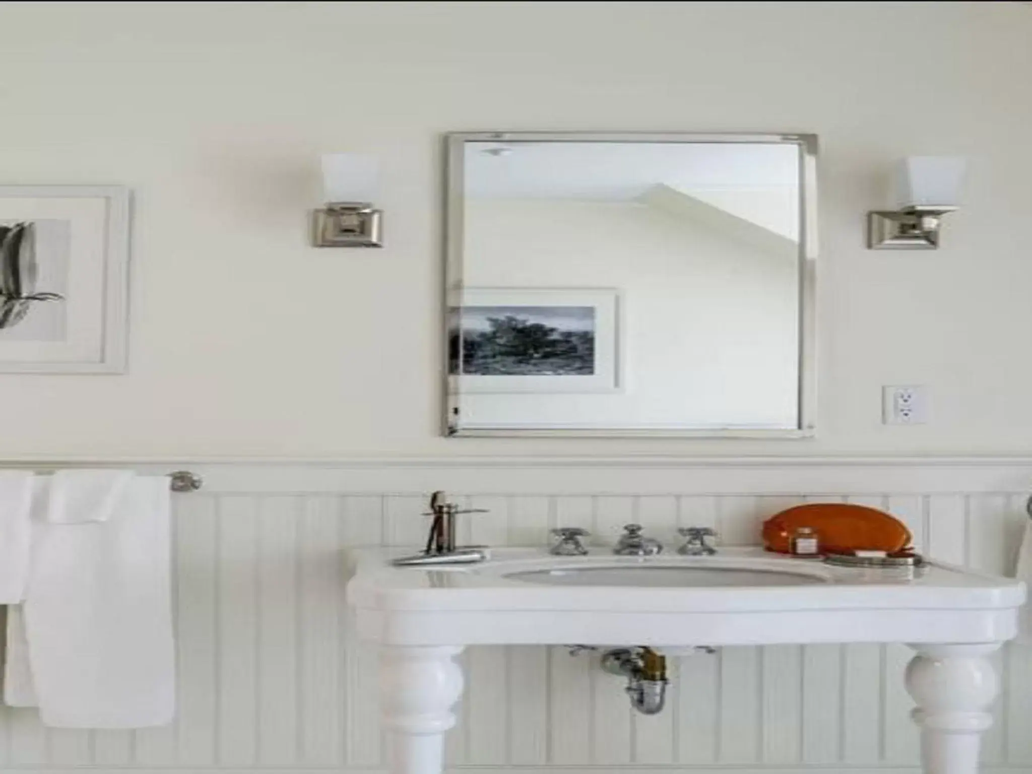 Decorative detail, Bathroom in The White Hart