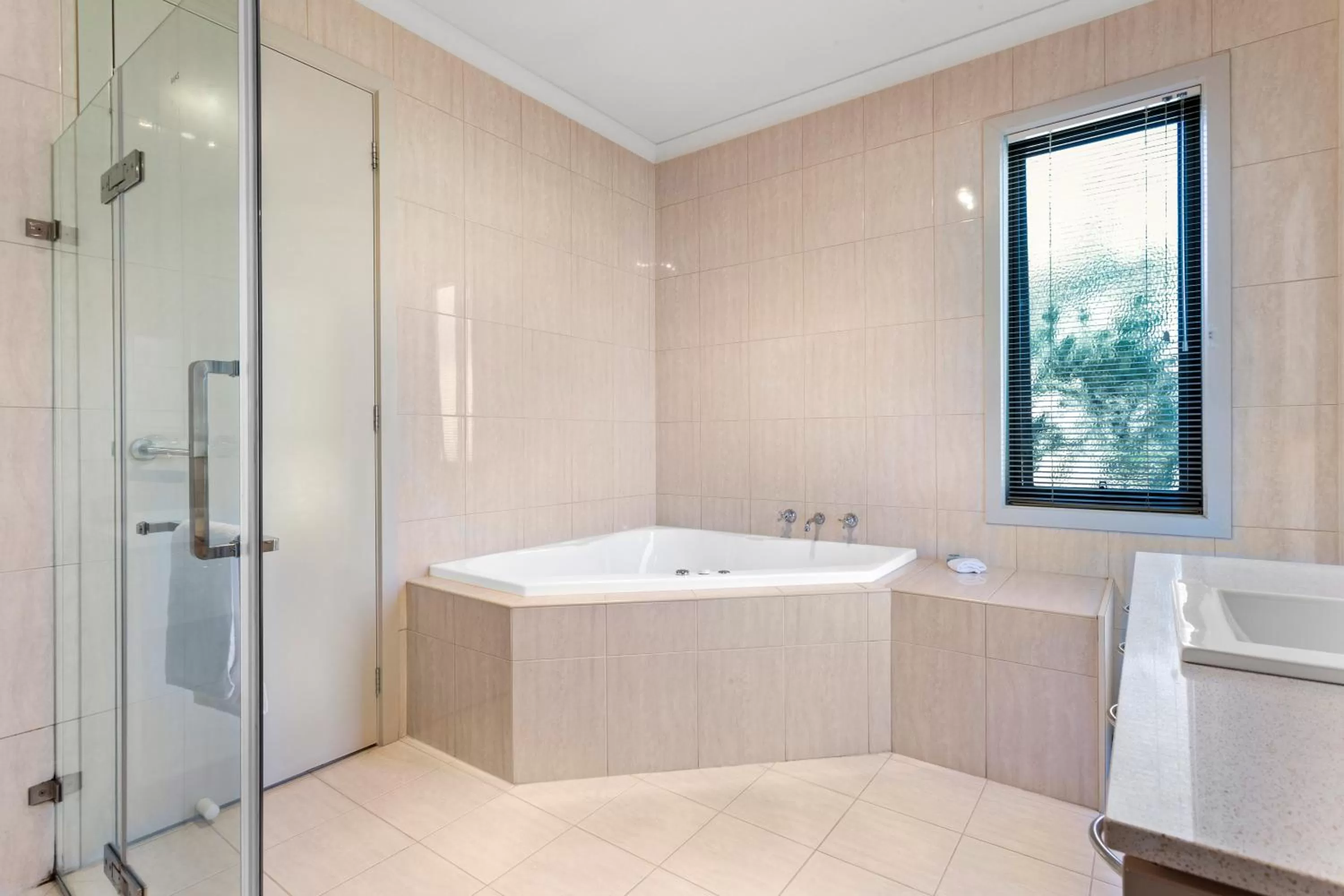 Hot Tub in Quality Hotel Point Cook