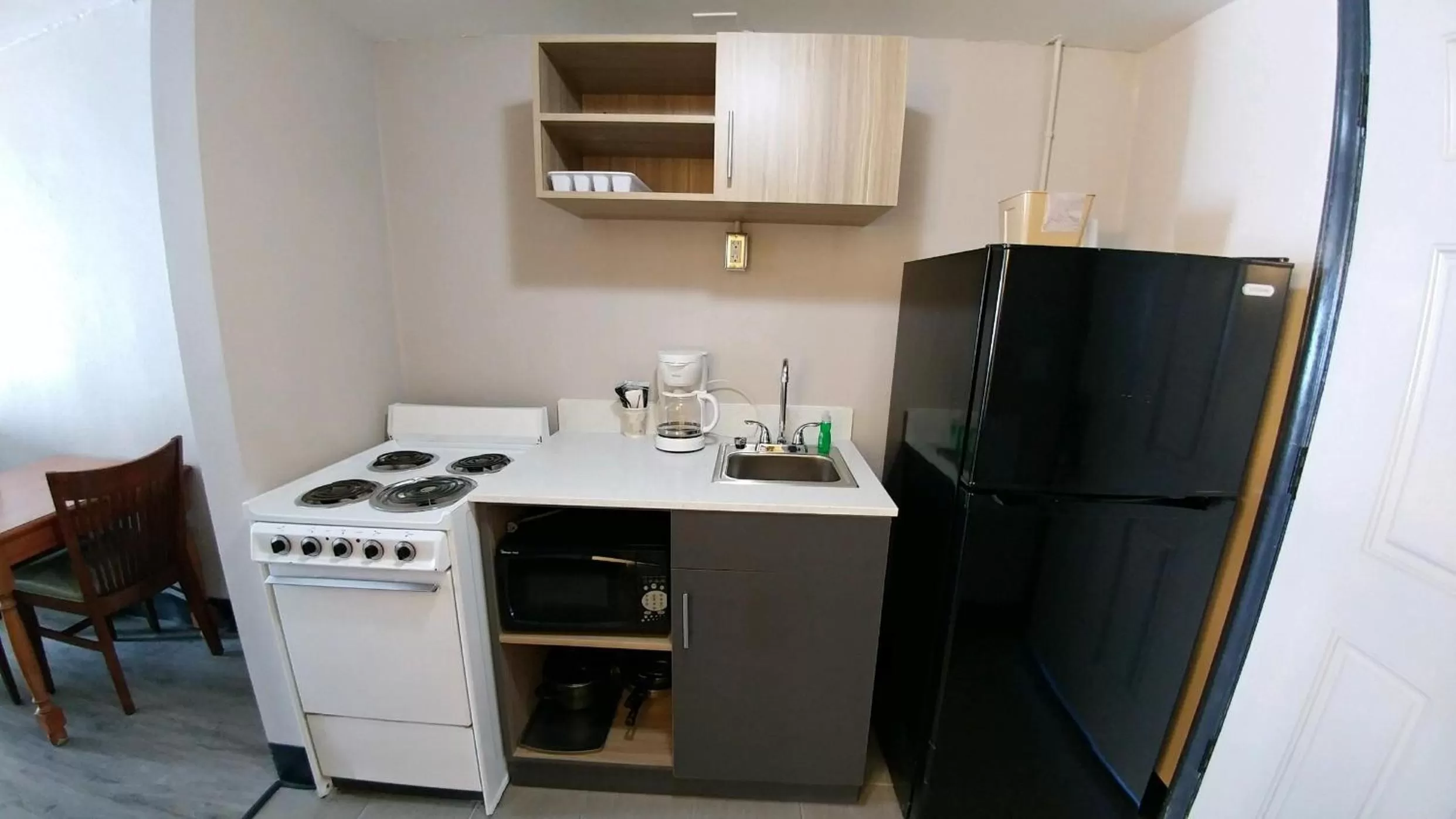 Kitchen or kitchenette in Garden City Inn