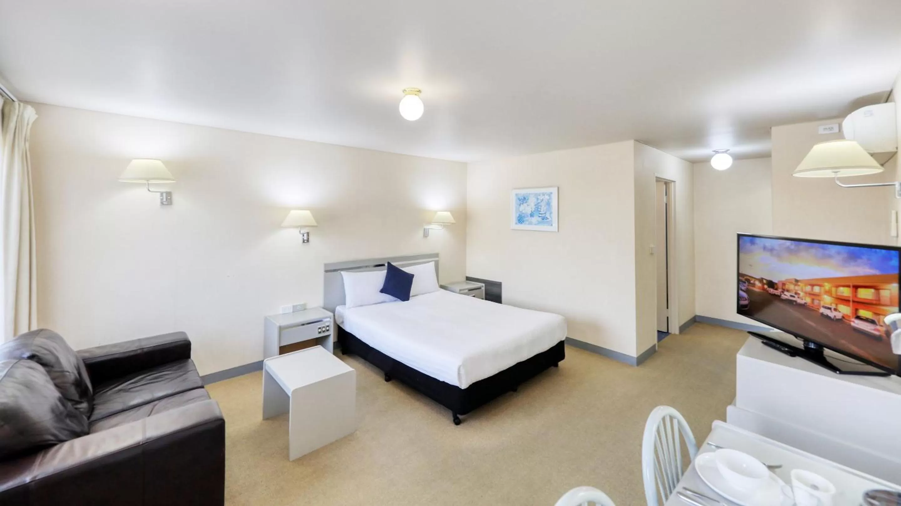 Deluxe Queen SPA in Sunrise Devonport
