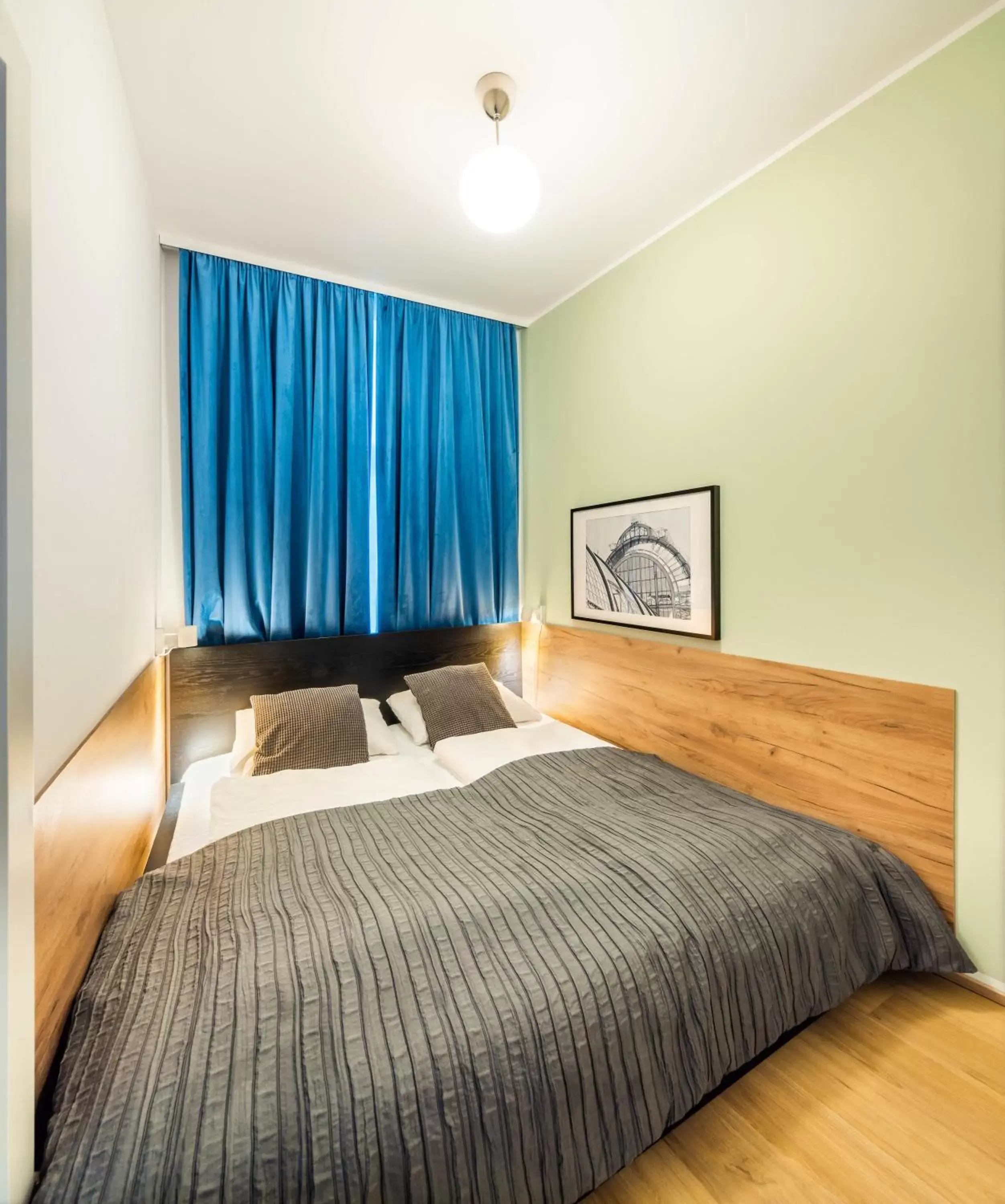 Bed in Jimmy's Apartments Emerald Bed in Jimmy's Apartments Emerald