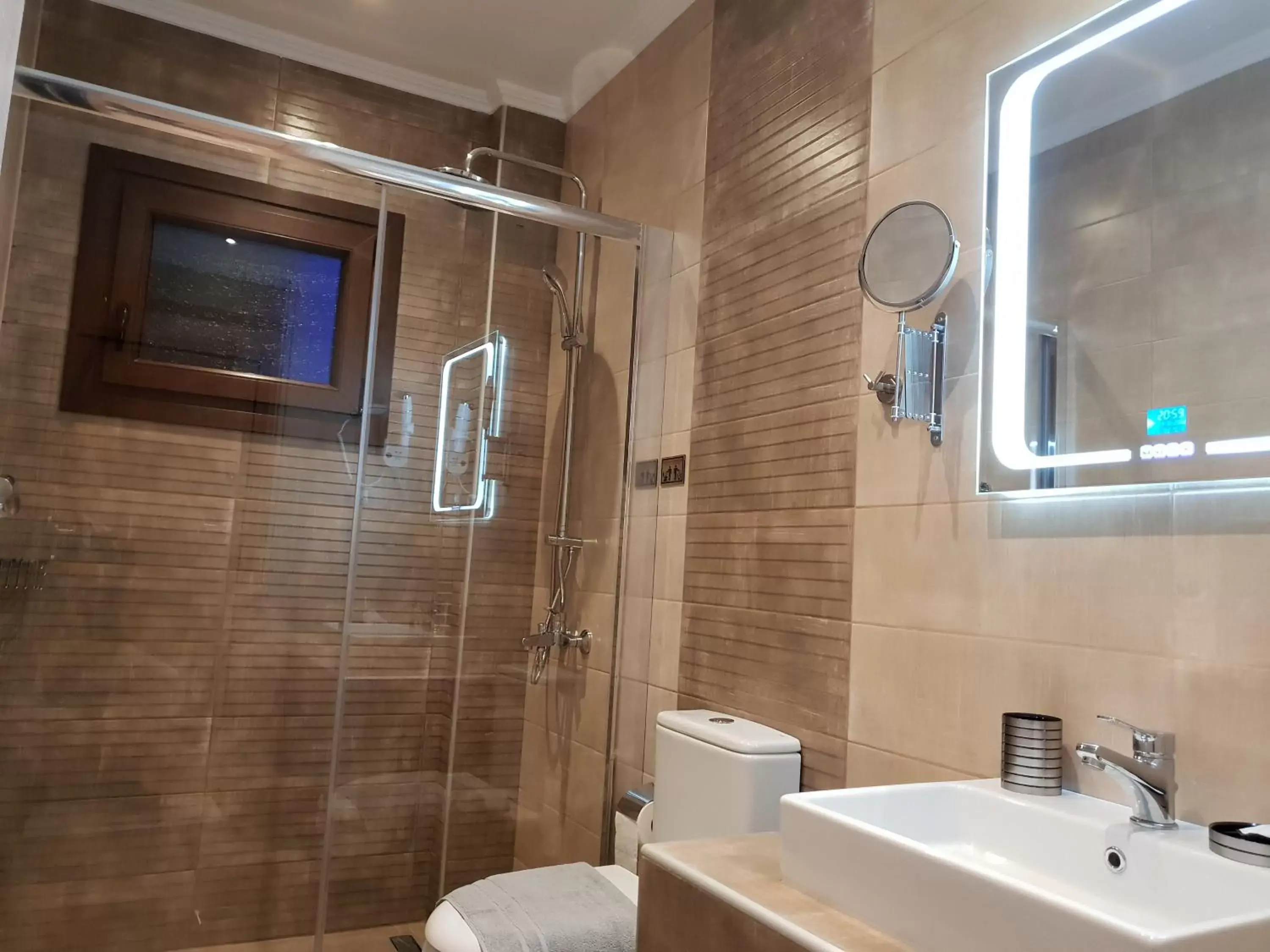 Bathroom in Mondeus Inn Luxury