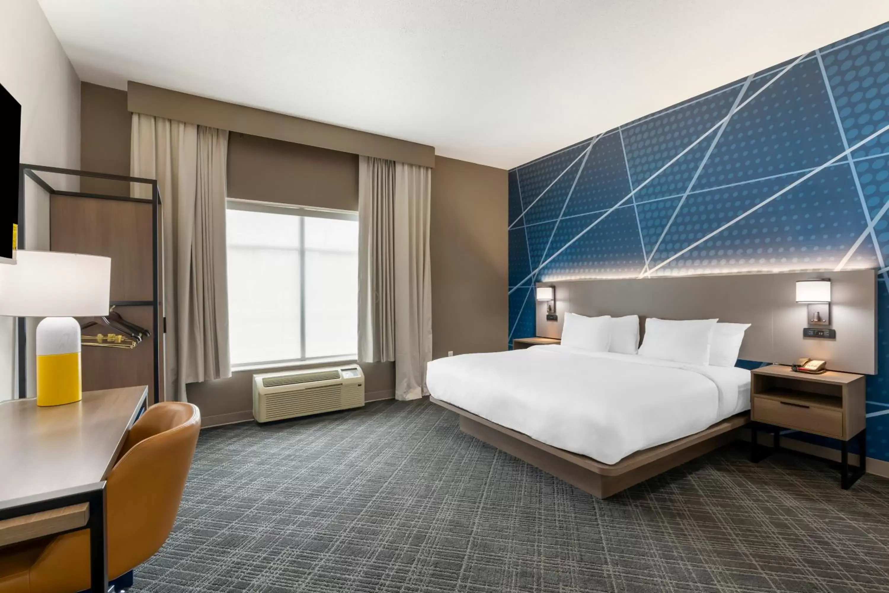 Bedroom, Bed in Comfort Inn & Suites Hampton near Coliseum