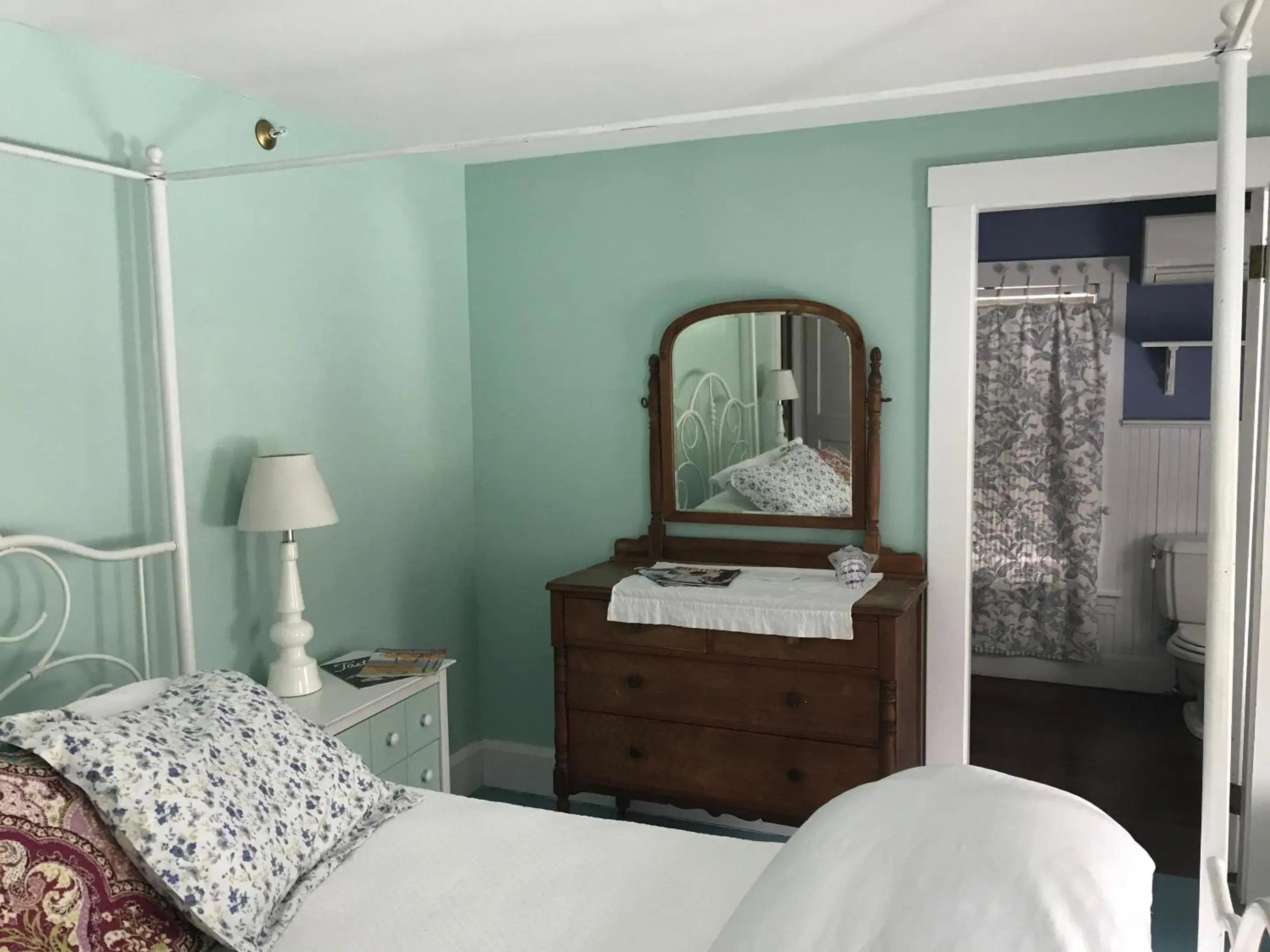 Bedroom, Bed in Monadnock Inn