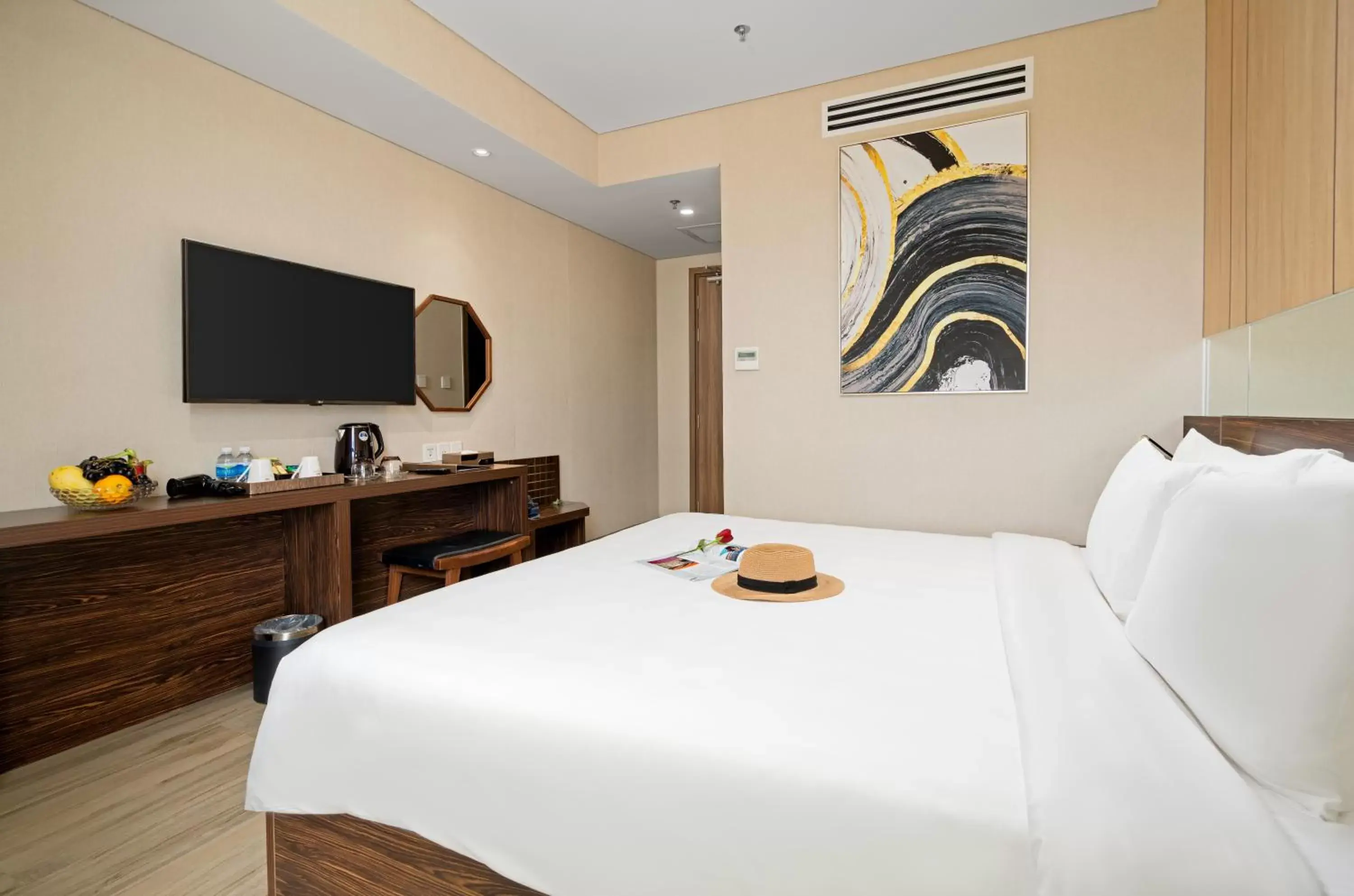 TV and multimedia, Bed in Emerald Bay Hotel & Spa