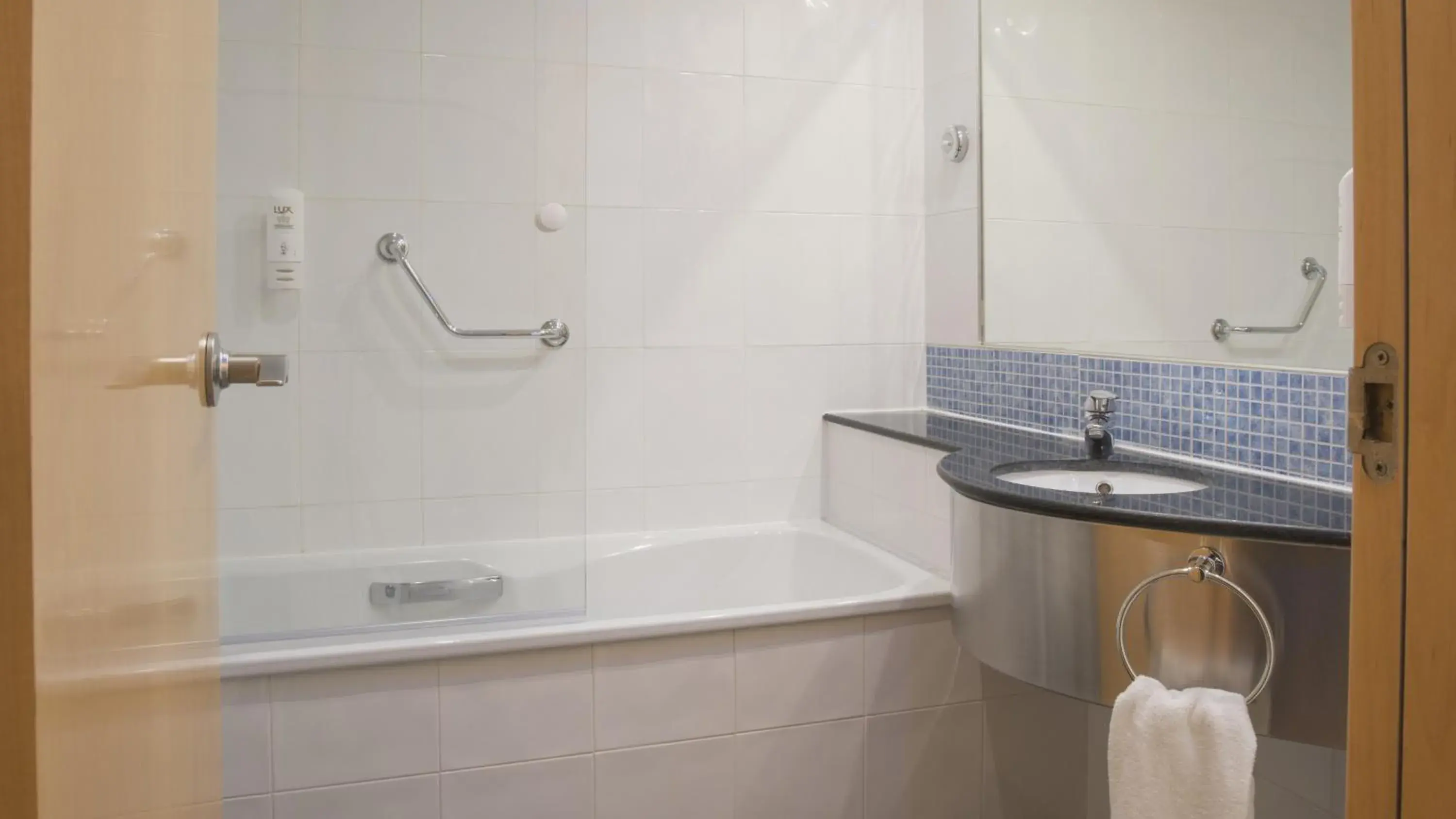 Bathroom in Holiday Inn Express Madrid-Getafe