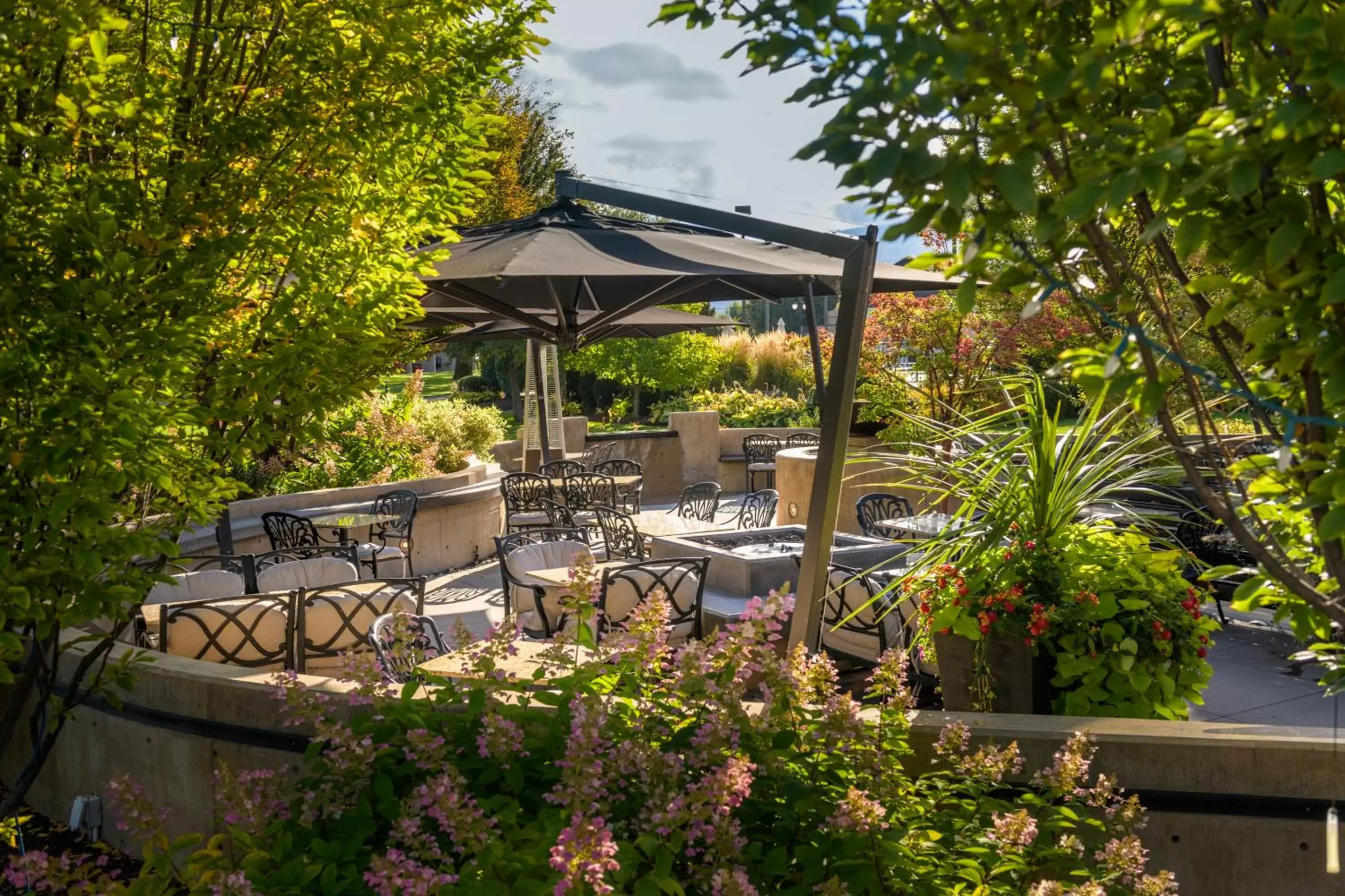 Patio, Restaurant/Places to Eat in Ramada by Wyndham Penticton Hotel & Suites