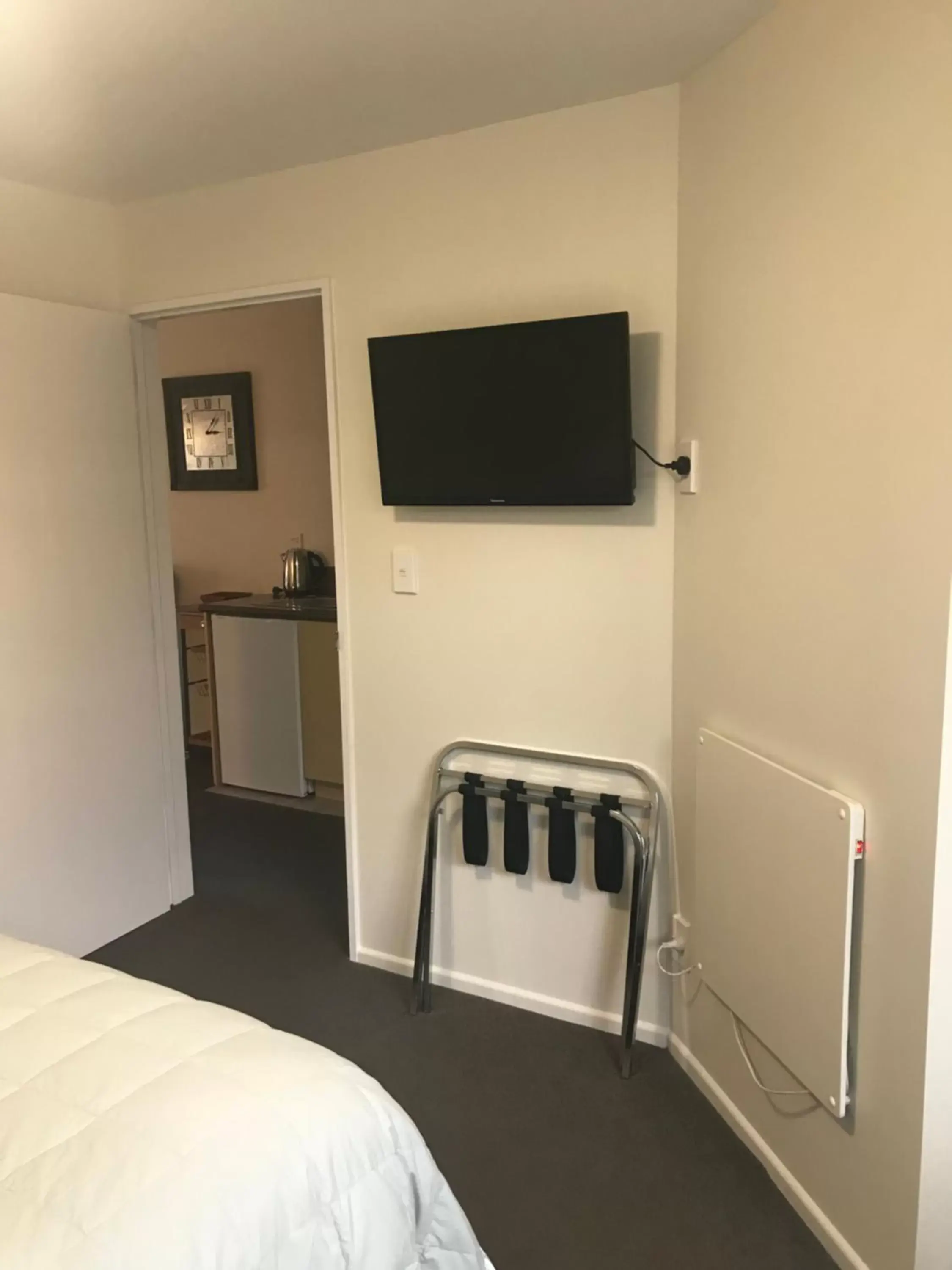 Bedroom, TV/Entertainment Center in Tuscana Motor Lodge