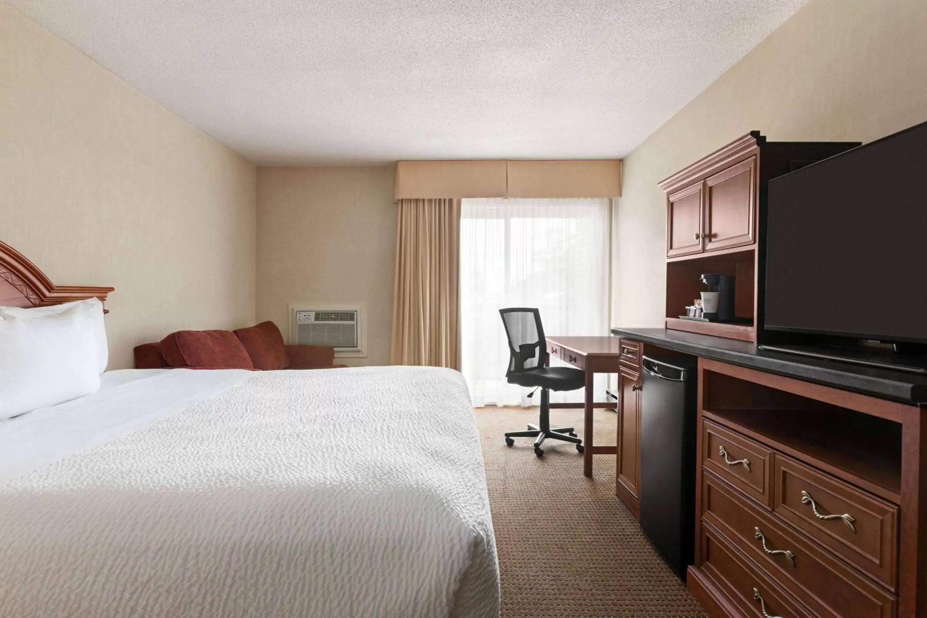 Photo of the whole room, Bed in Days Inn by Wyndham London
