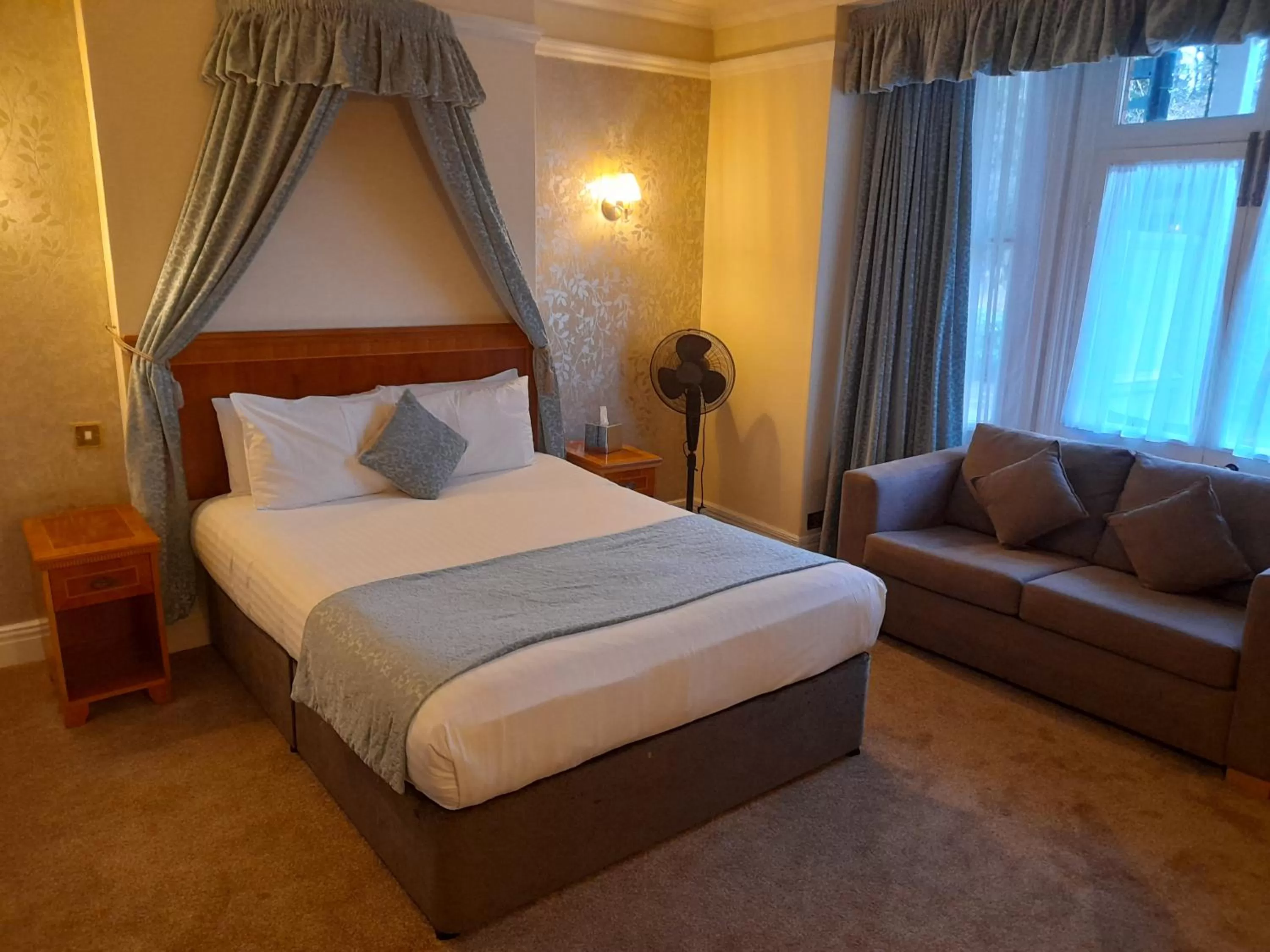 Photo of the whole room, Bed in Lismoyne Hotel