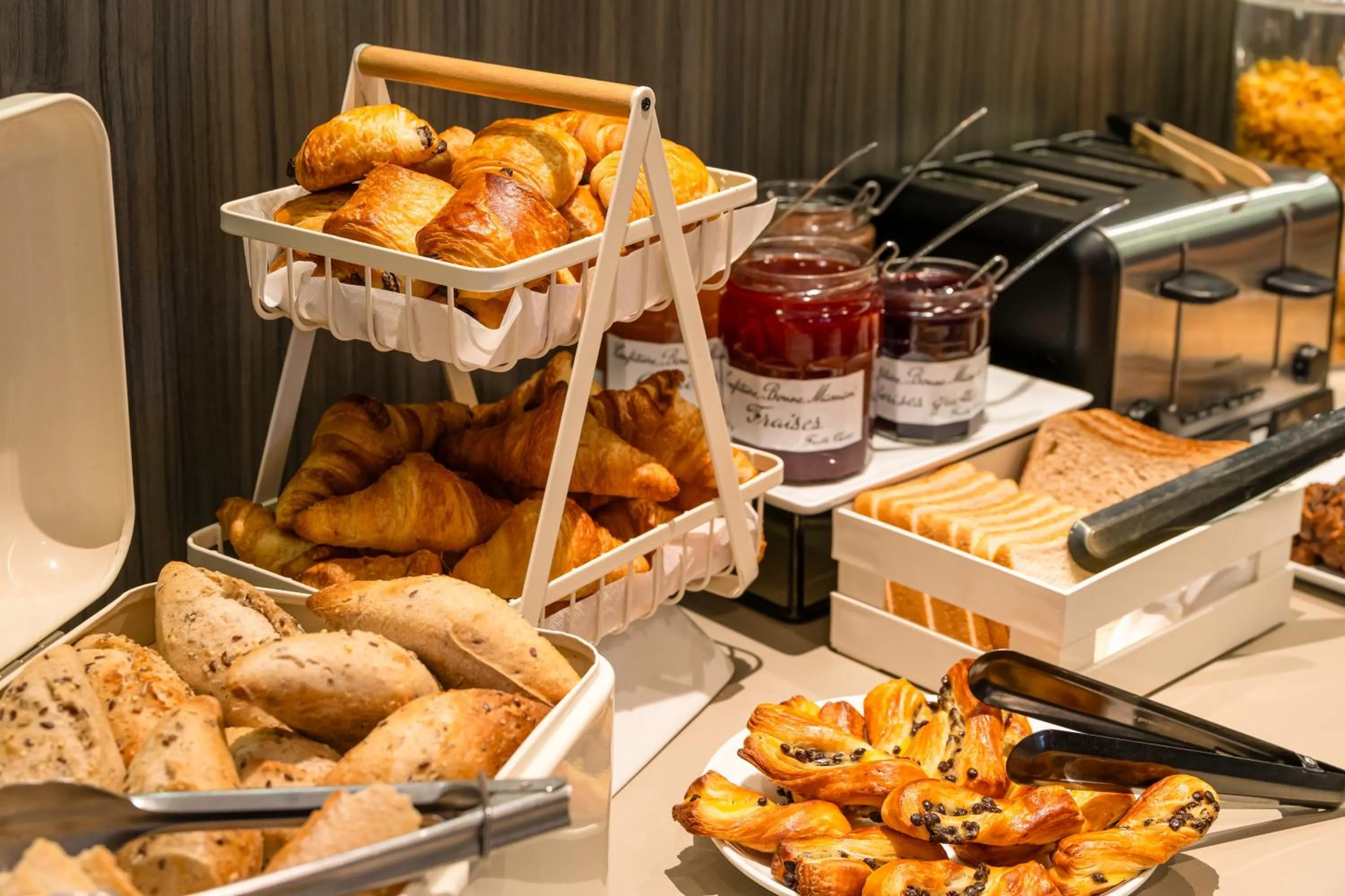 Buffet breakfast in ibis Styles Saint-Quentin