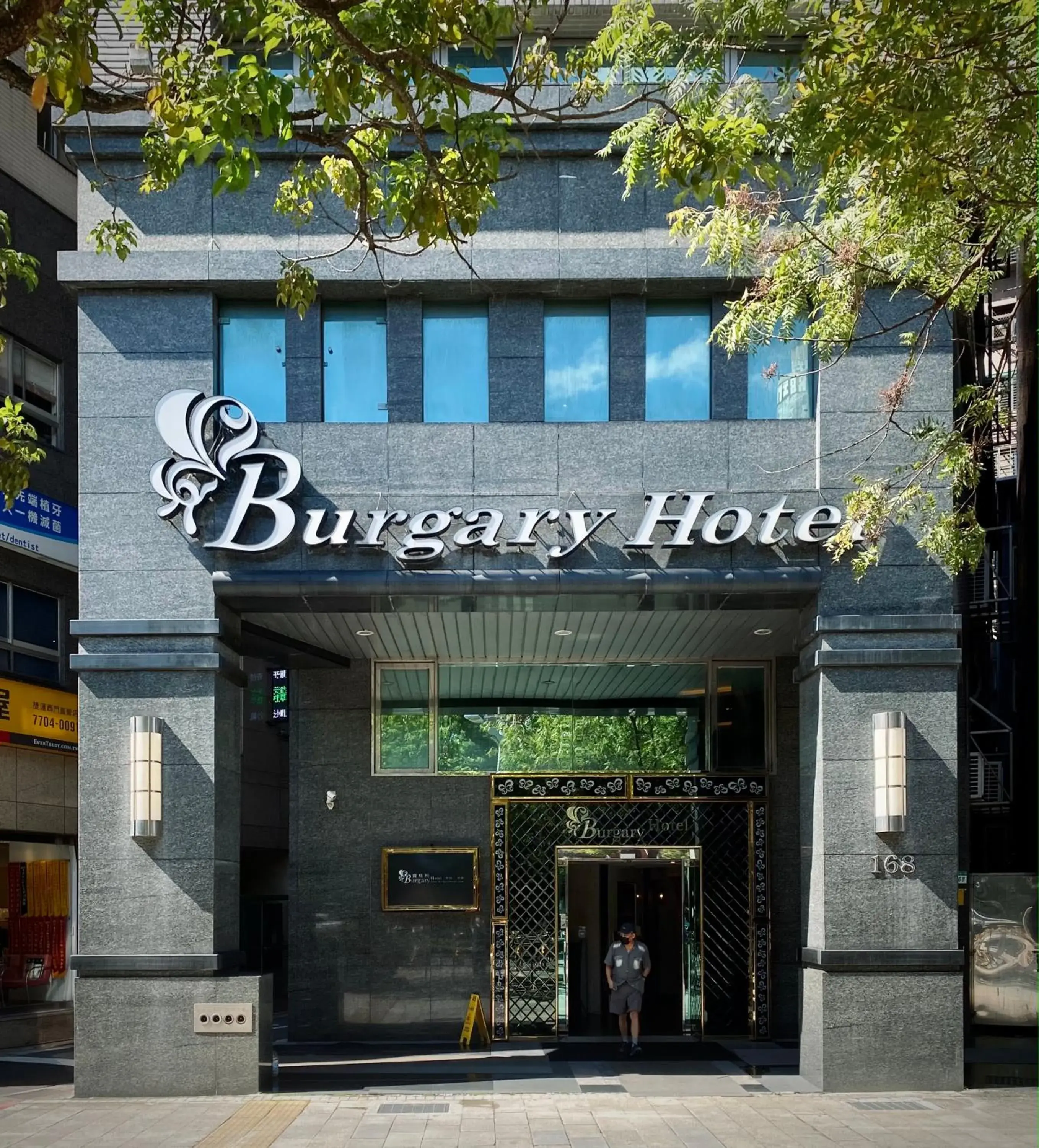 Burgary Hotel