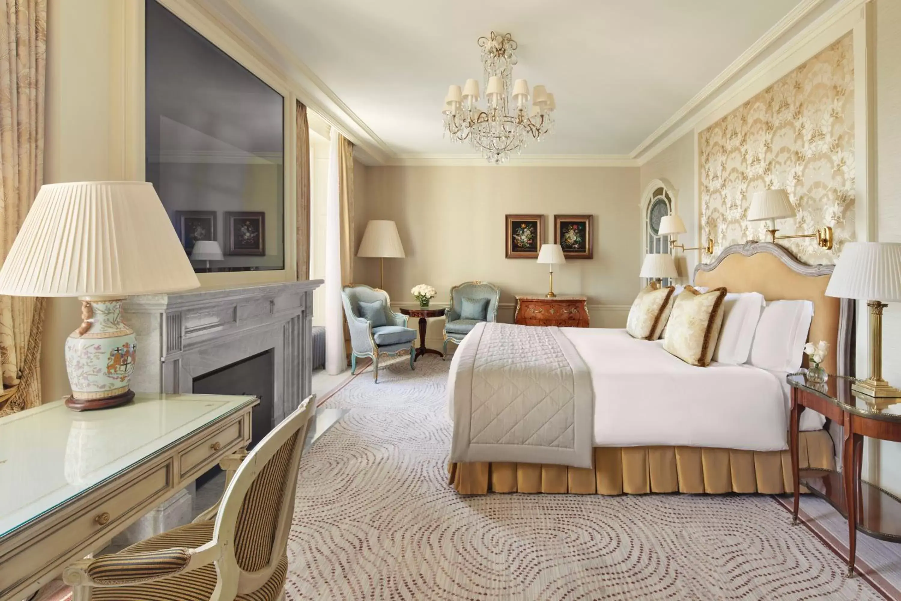 Bed in Beau-Rivage Genève Bed in Beau-Rivage Genève