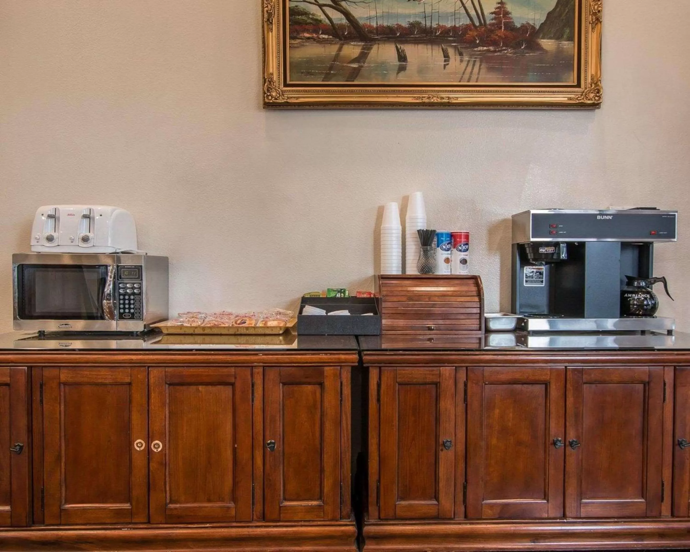 Restaurant/places to eat in Palm Inn Hotel near Tyler Mall Riverside