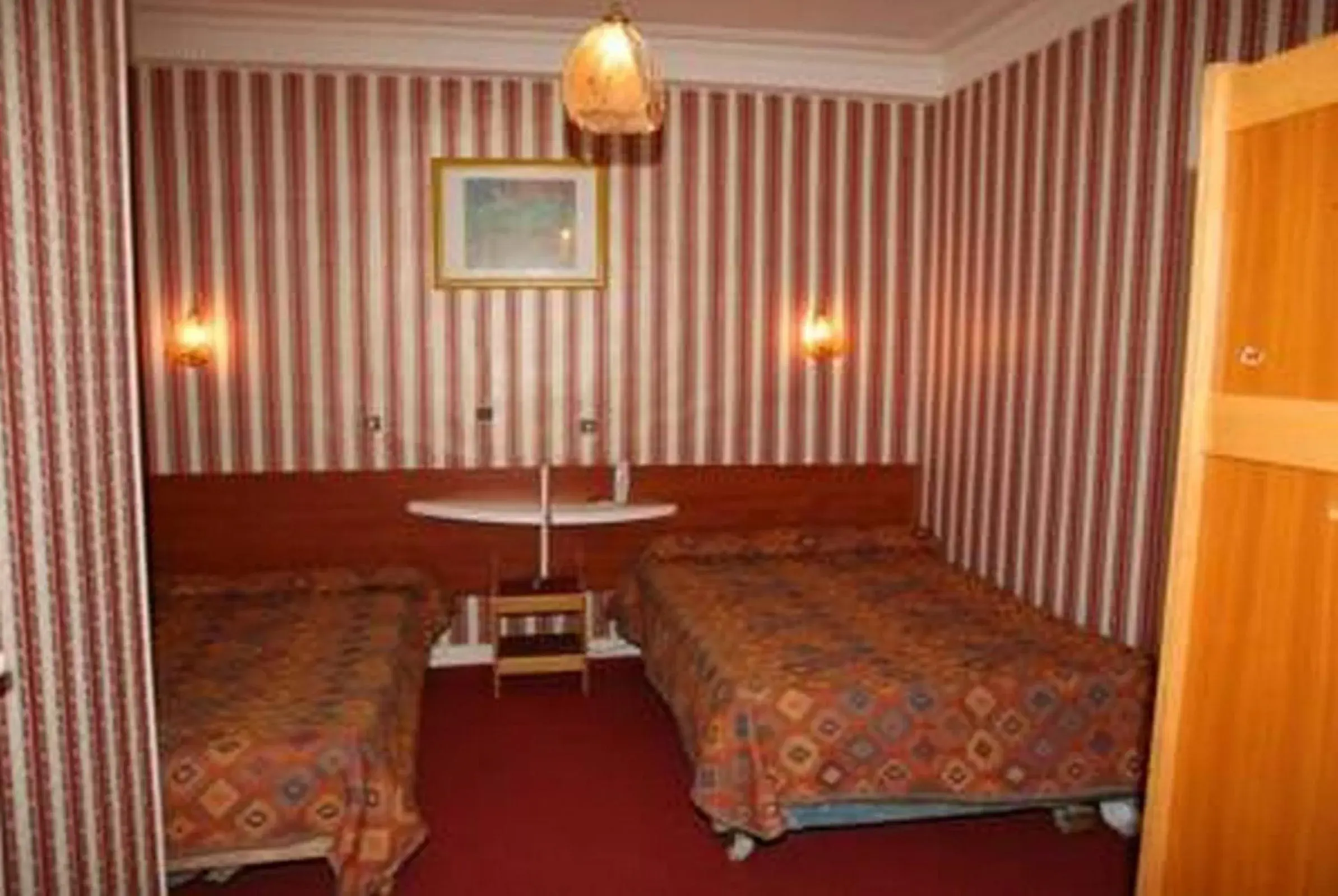 Photo of the whole room, Bed in Sully Hotel