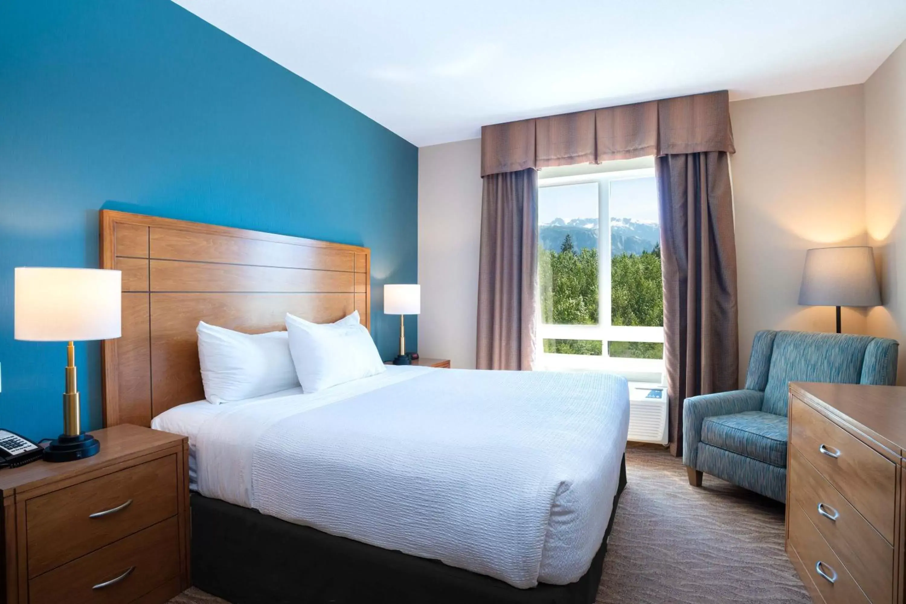 Photo of the whole room, Bed in Sandman Hotel and Suites Squamish