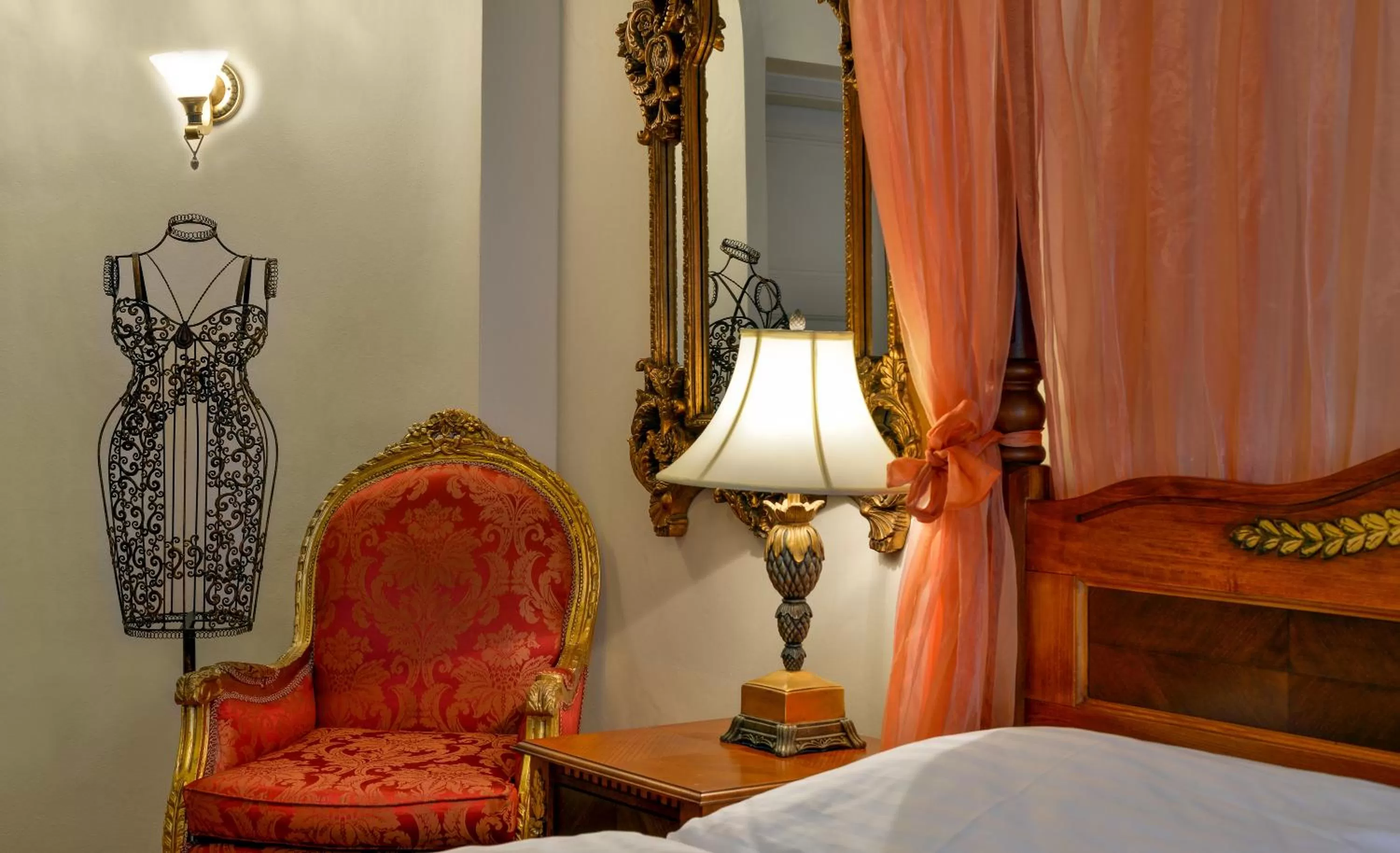 Decorative detail, Bed in Hotel Residence Green Lobster