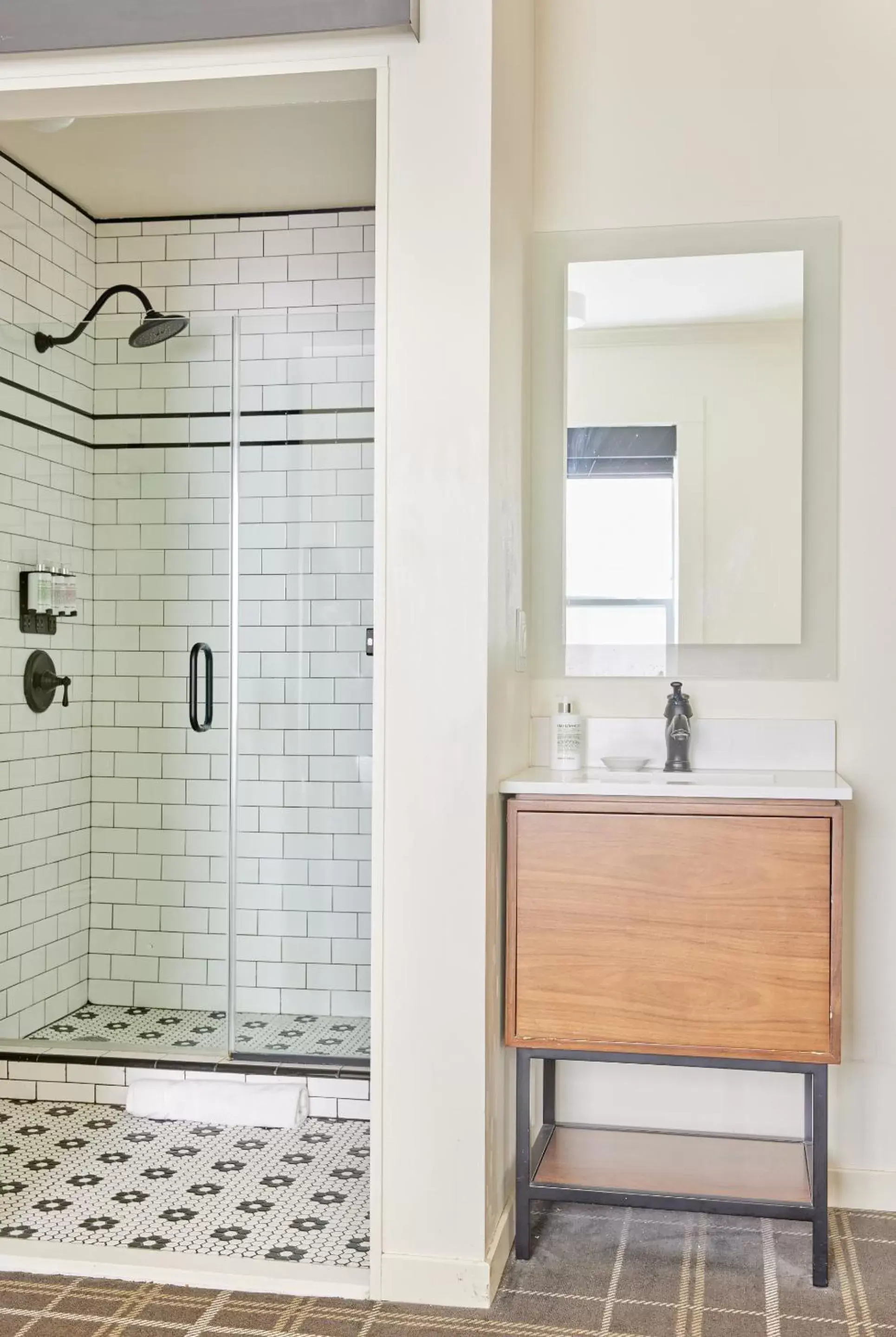 Living room, Bathroom in Found Union Square powered by Sonder