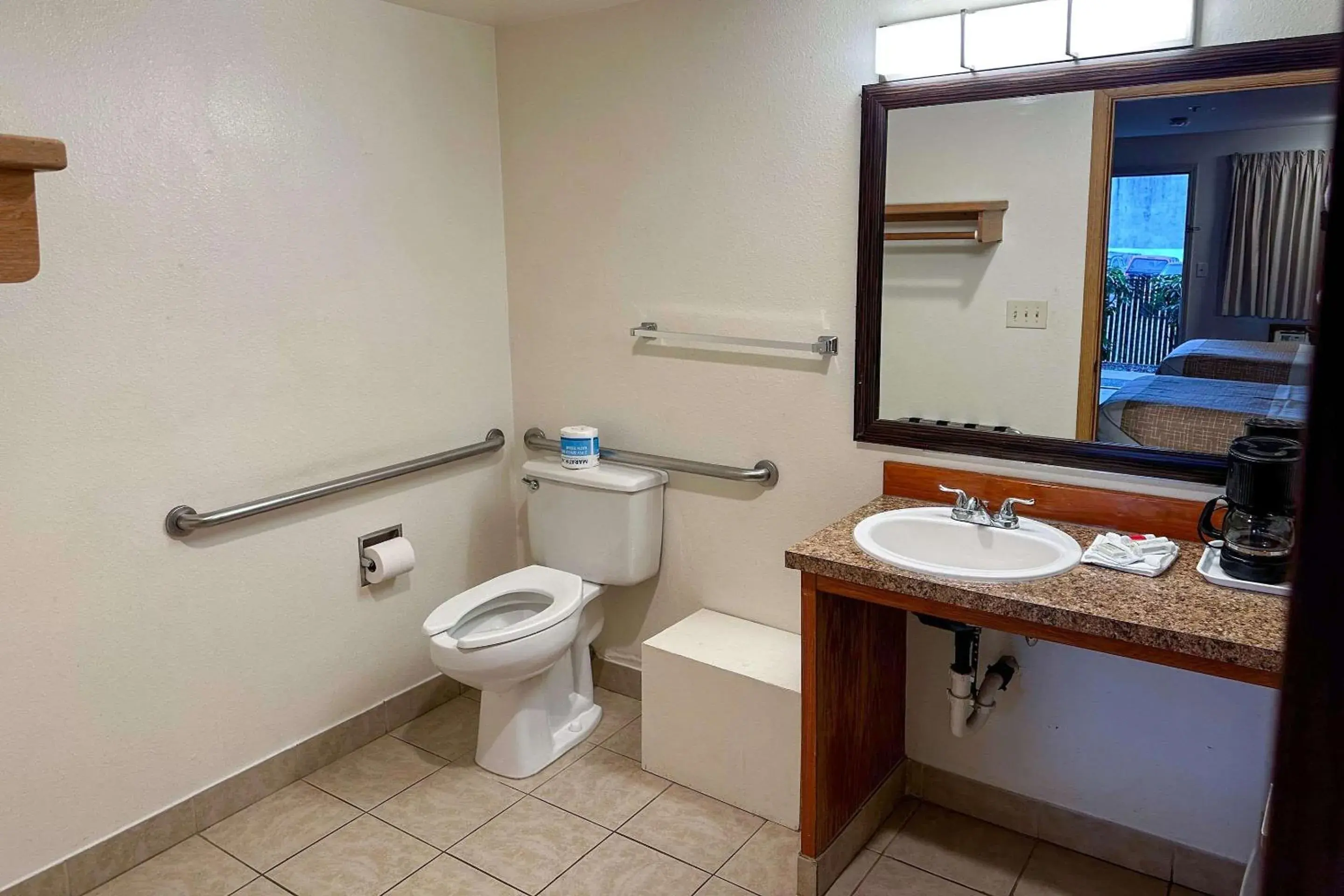 Bedroom, Bathroom in Econo Lodge Edmonds North Seattle