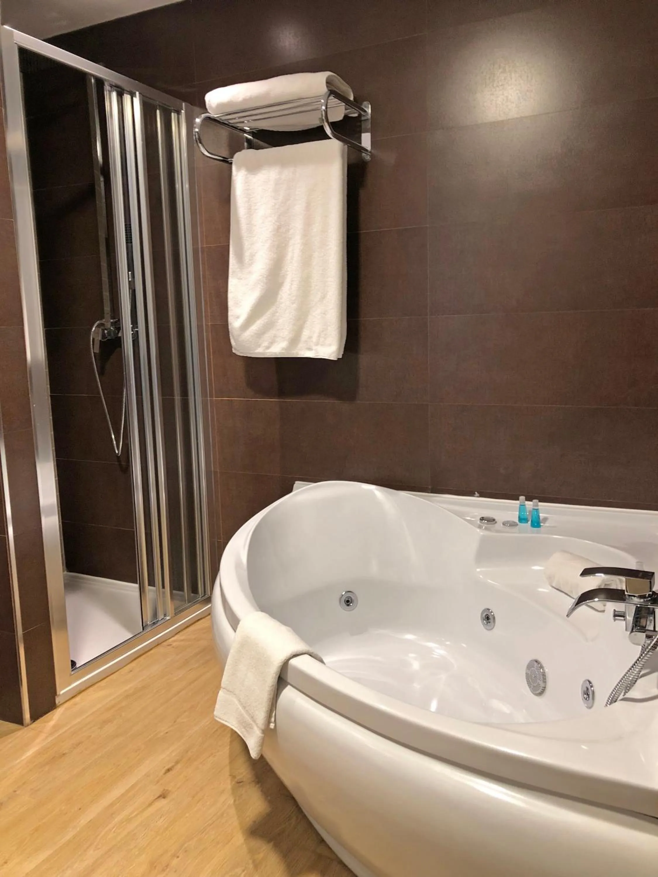 Bathroom in Hotel Leonor de Aquitania