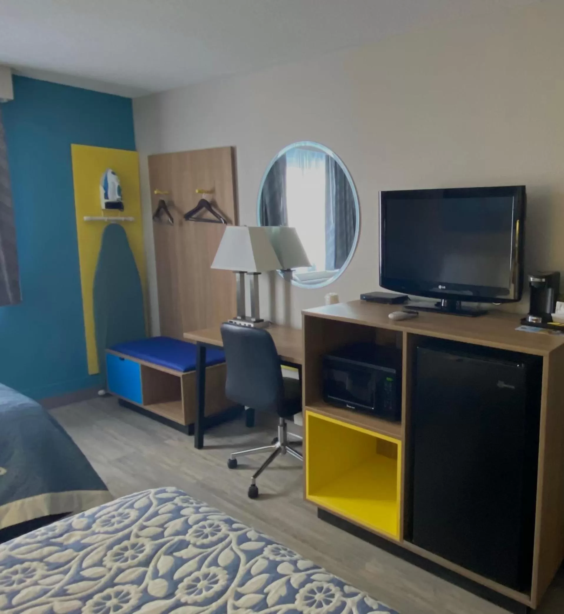 minibar, Bed in Days Inn by Wyndham Brunswick Bath Area