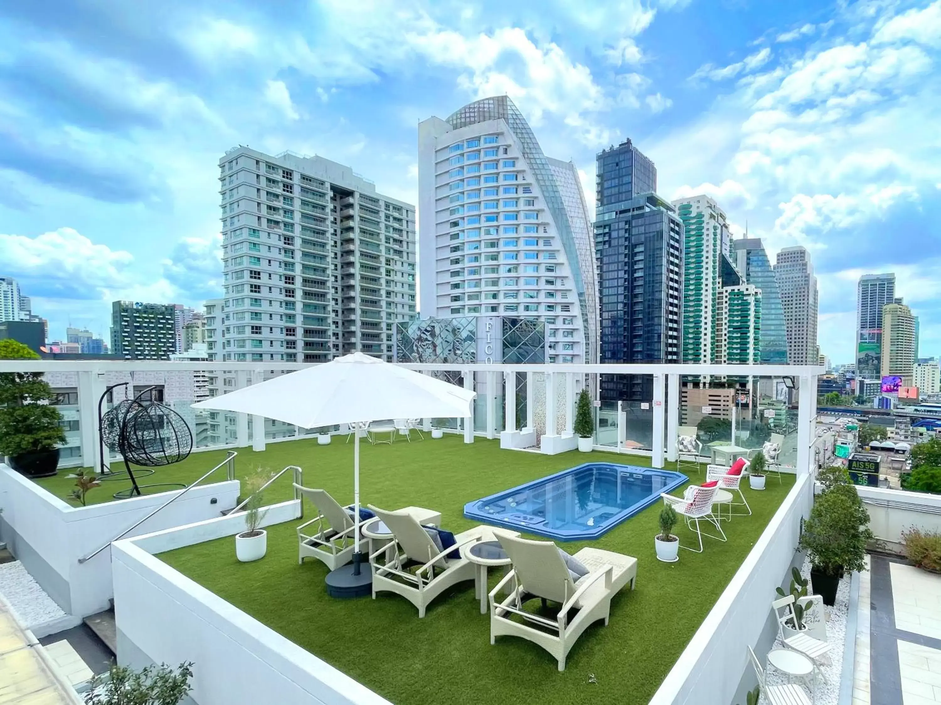 Property building, Pool View in FuramaXclusive Asoke, Bangkok