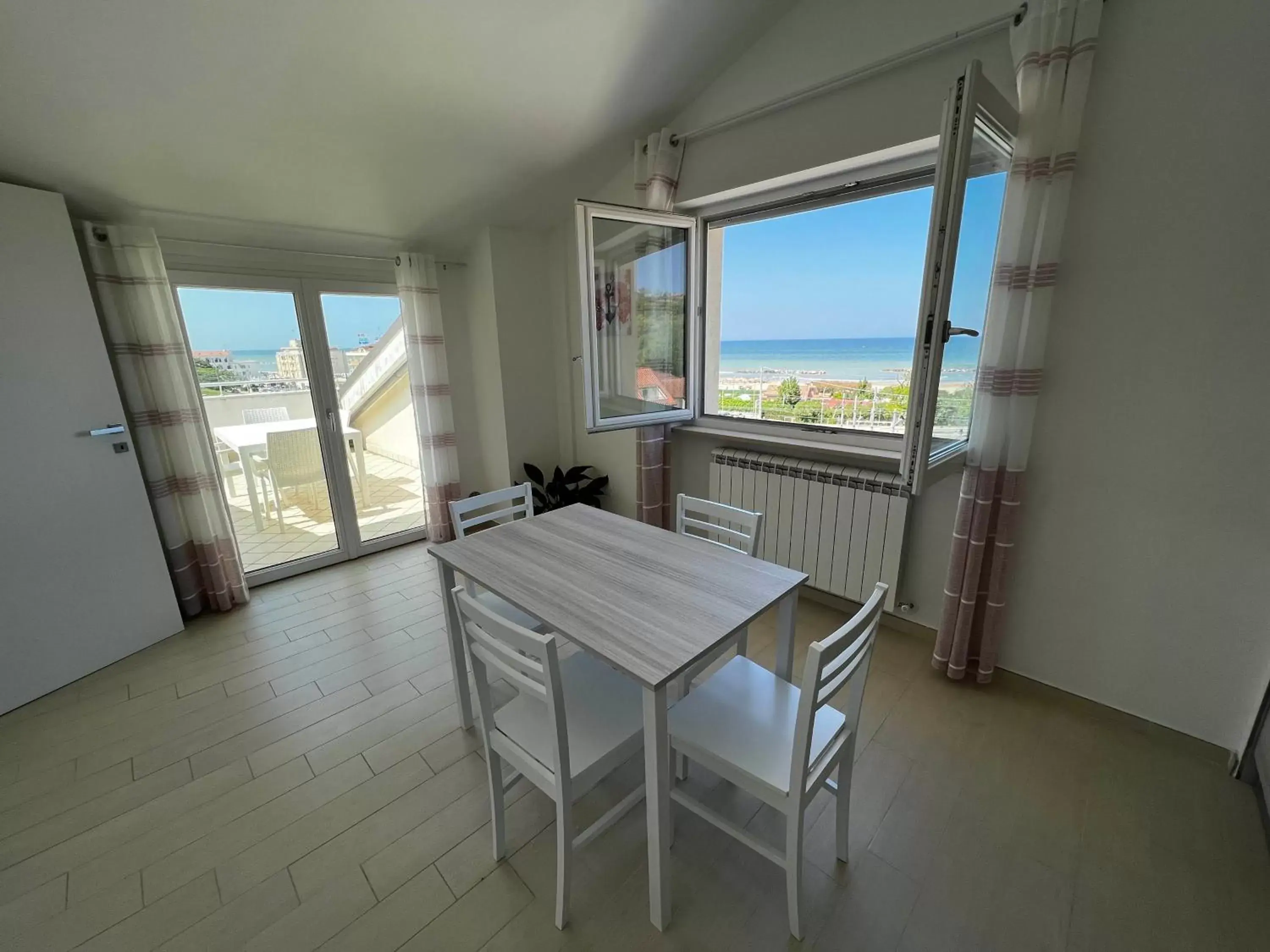 Balcony/Terrace, Dining Area in Nautilus Appartamenti a mare