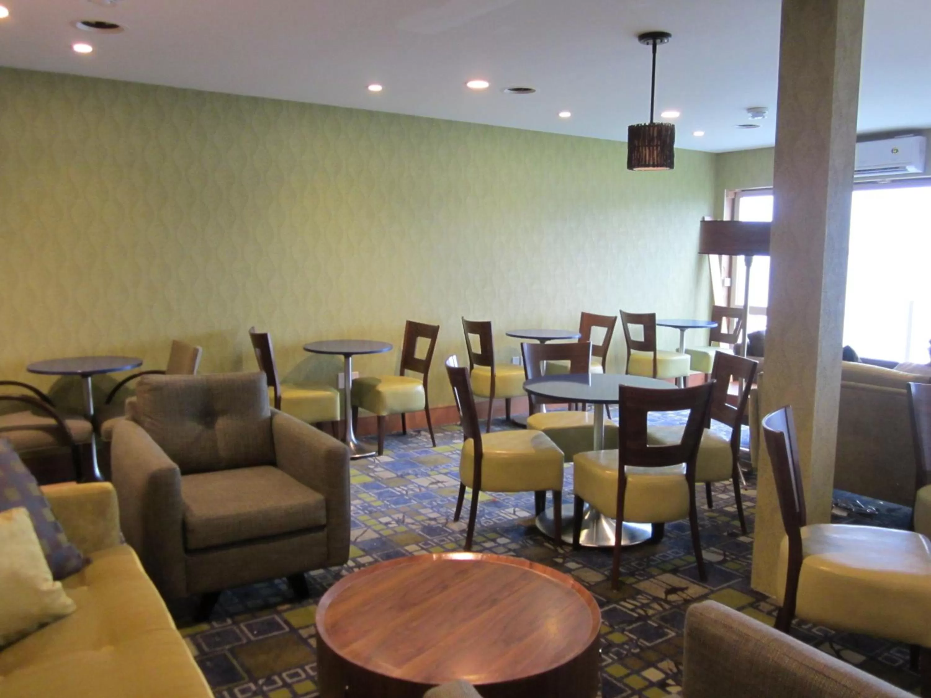 Communal lounge/ TV room in Inn on the Harbour