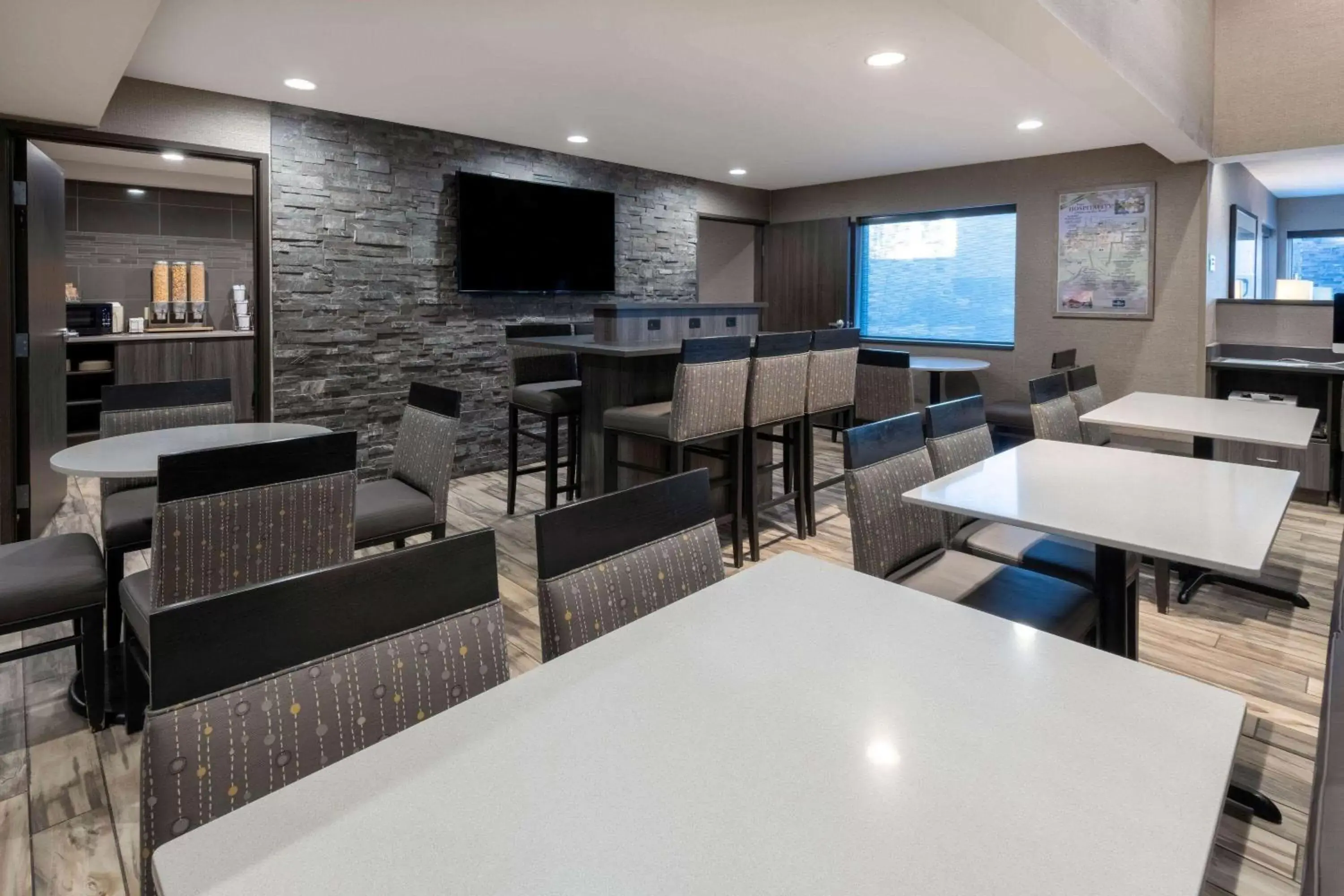 Restaurant/places to eat, Lounge/Bar in La Quinta by Wyndham Anchorage Airport