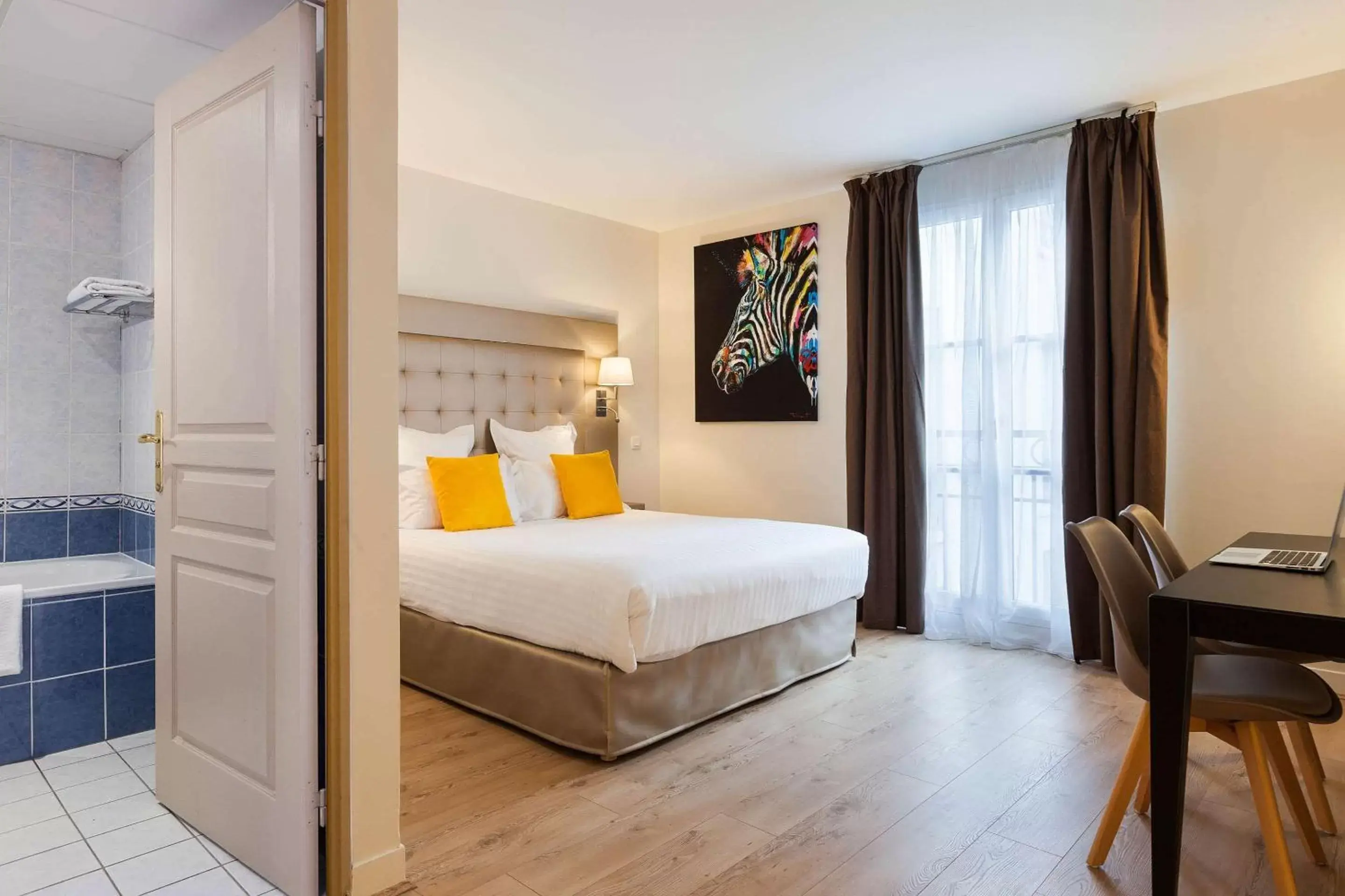 Photo of the whole room, Bed in Quality Suites Maisons-Laffitte Paris Ouest
