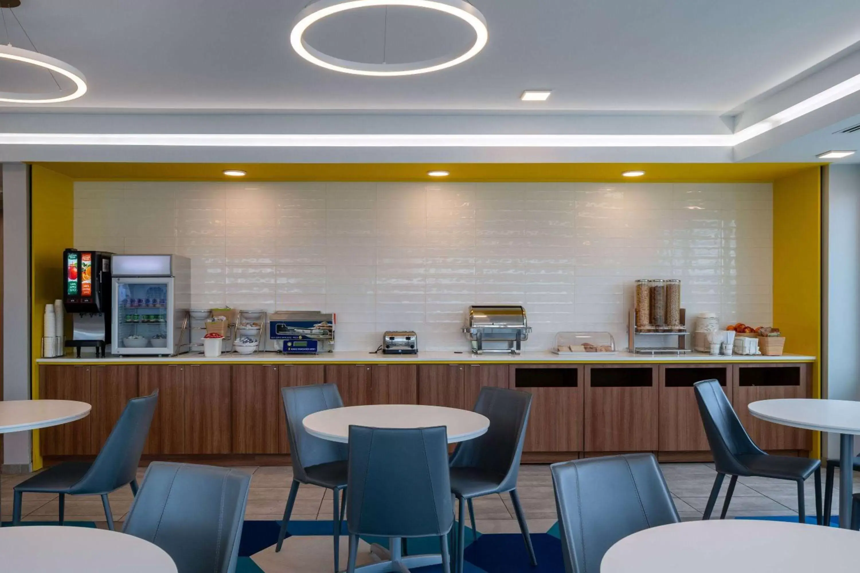 Breakfast, Restaurant/Places to Eat in Microtel Inn & Suites by Wyndham Winchester